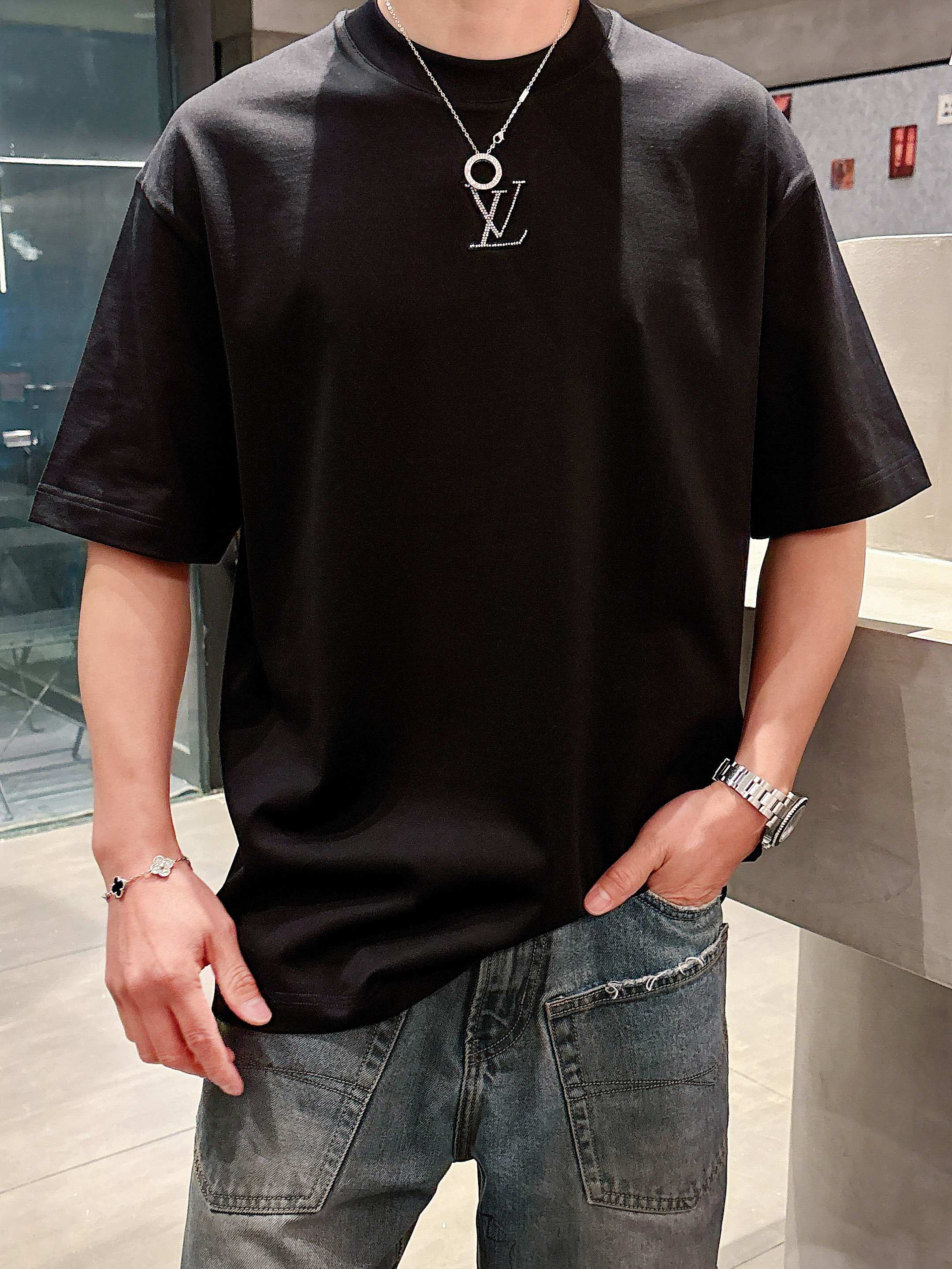     LV  2025春夏新款首发专柜最新款短袖圆领T恤 高端订制 设计前卫时尚！品牌logo重工艺设