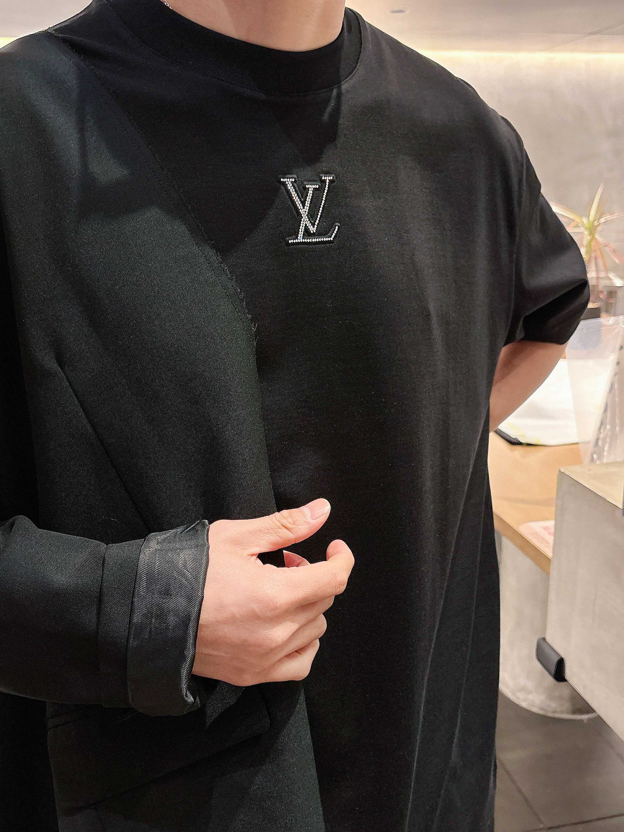     LV  2025春夏新款首发专柜最新款短袖圆领T恤 高端订制 设计前卫时尚！品牌logo重工艺设