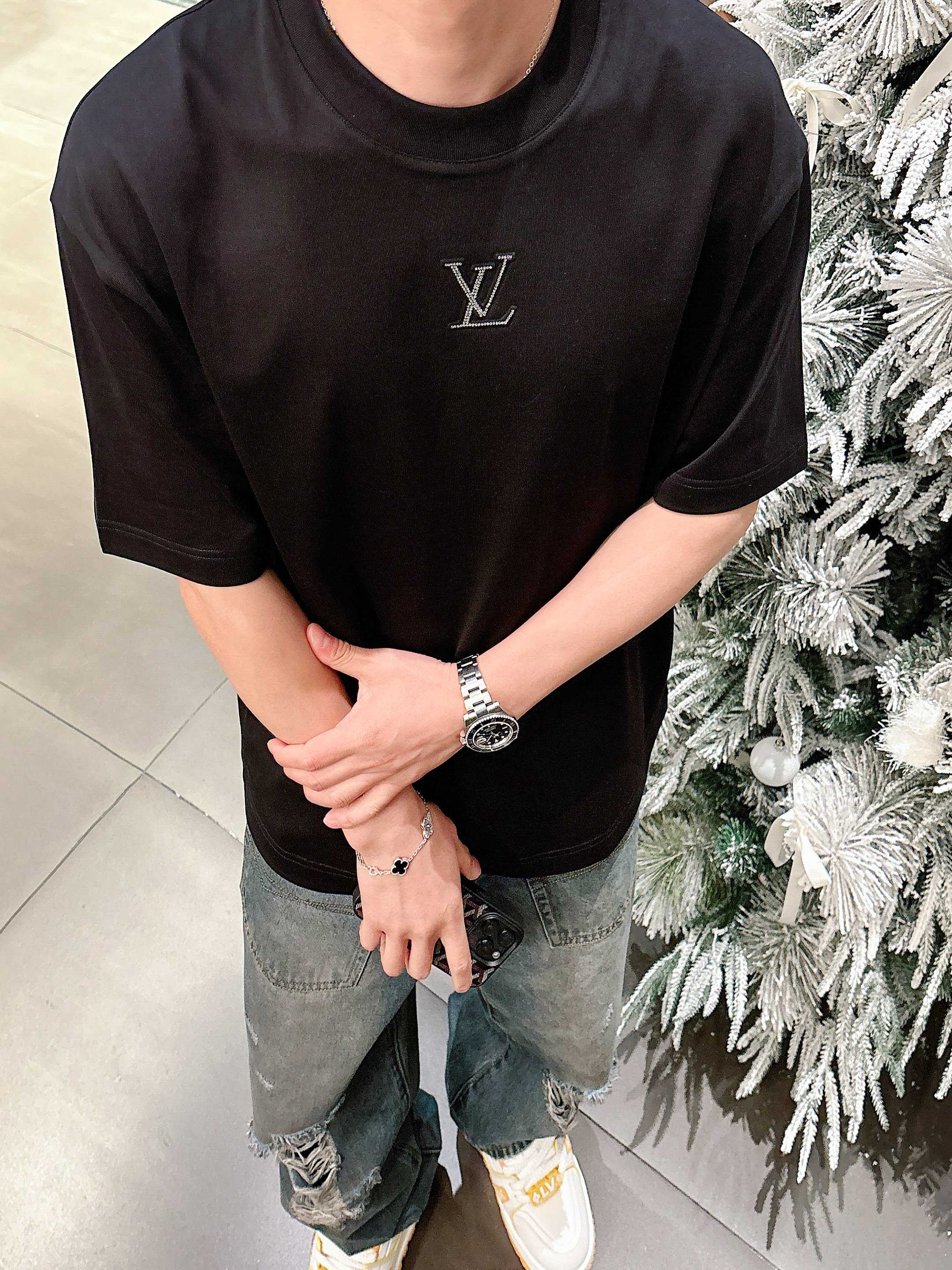     LV  2025春夏新款首发专柜最新款短袖圆领T恤 高端订制 设计前卫时尚！品牌logo重工艺设