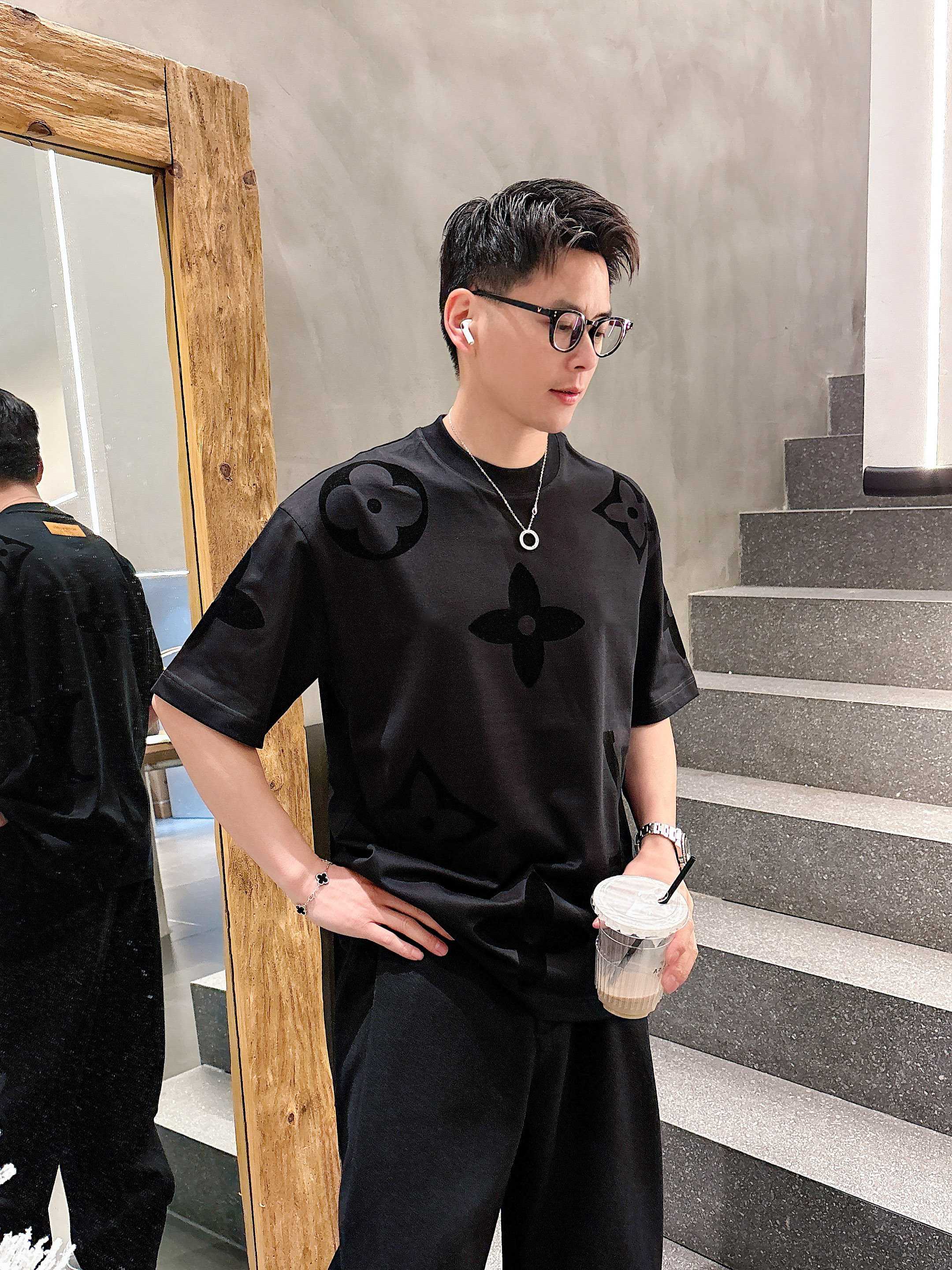     LV  2025春夏新款首发专柜最新款短袖圆领T恤 高端订制 设计前卫时尚！品牌logo重工艺设