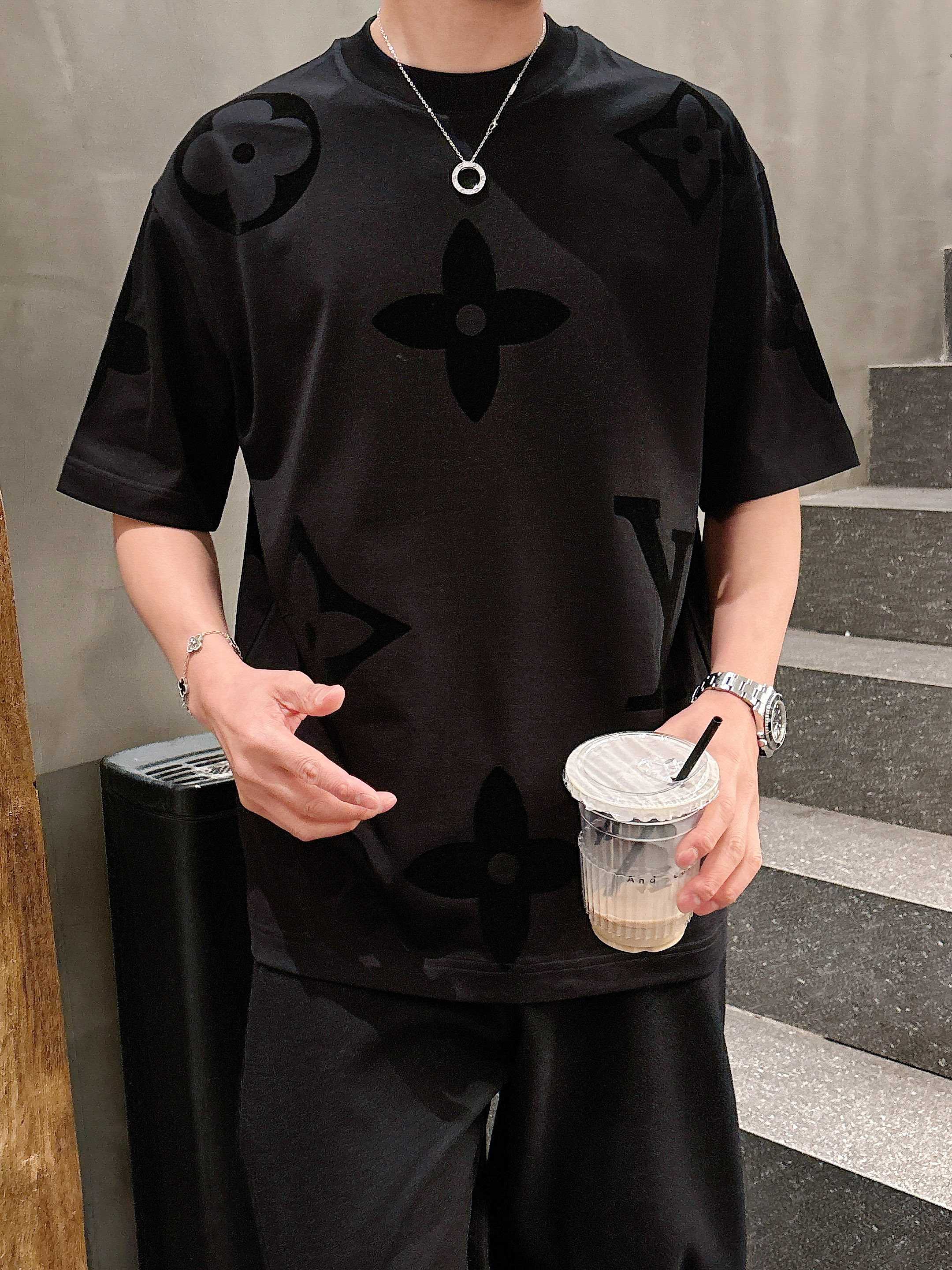     LV  2025春夏新款首发专柜最新款短袖圆领T恤 高端订制 设计前卫时尚！品牌logo重工艺设