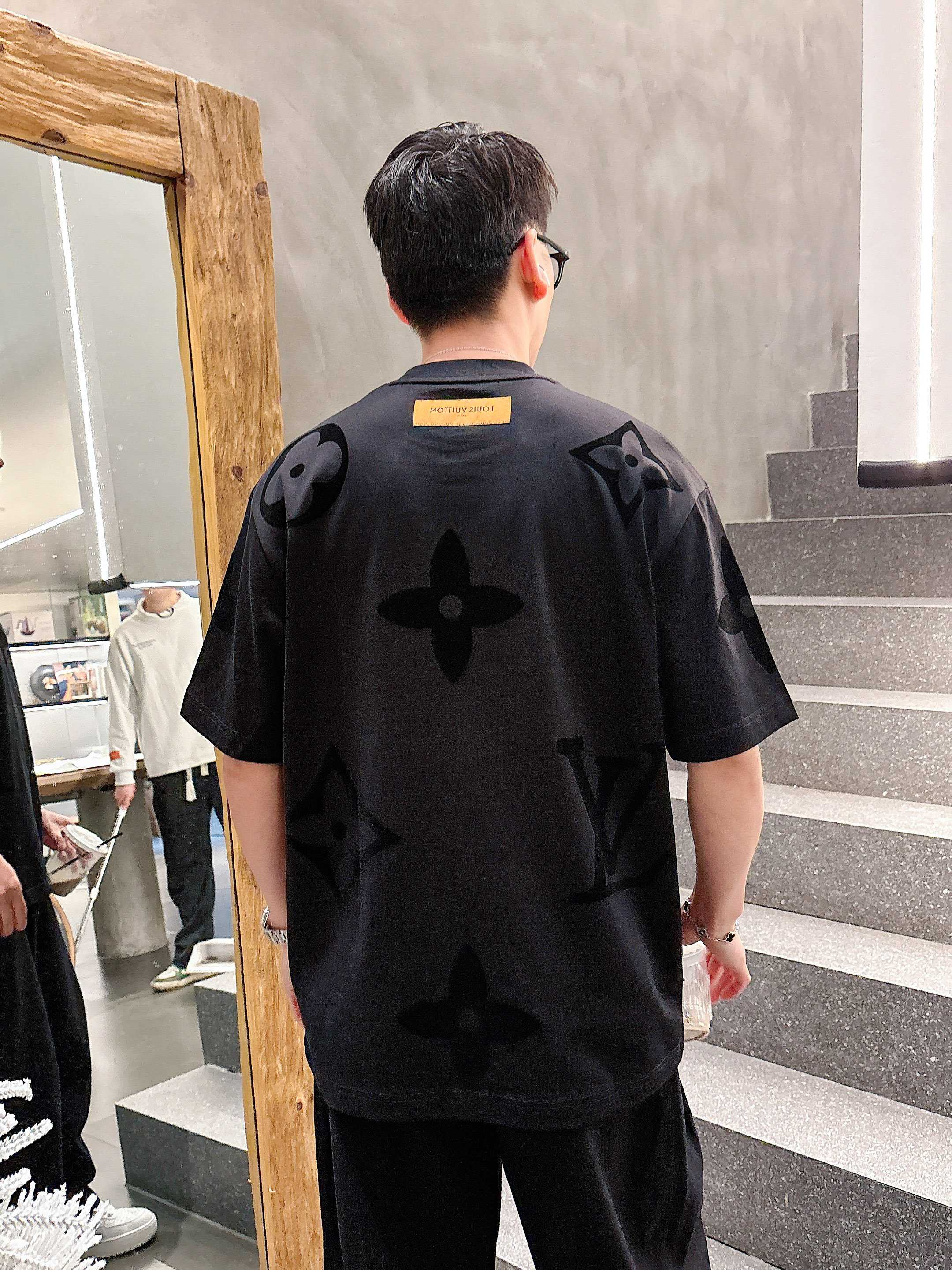     LV  2025春夏新款首发专柜最新款短袖圆领T恤 高端订制 设计前卫时尚！品牌logo重工艺设