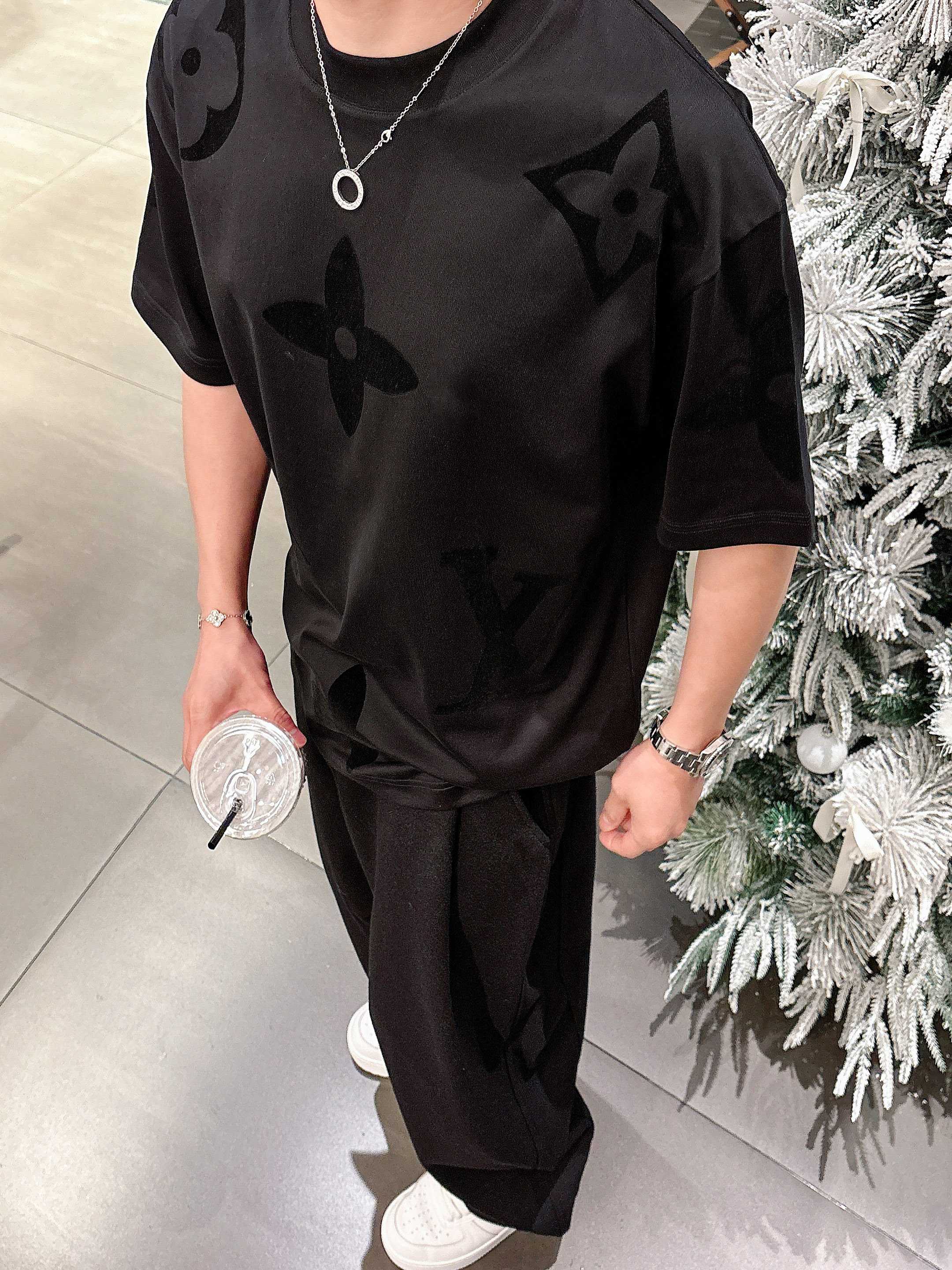     LV  2025春夏新款首发专柜最新款短袖圆领T恤 高端订制 设计前卫时尚！品牌logo重工艺设