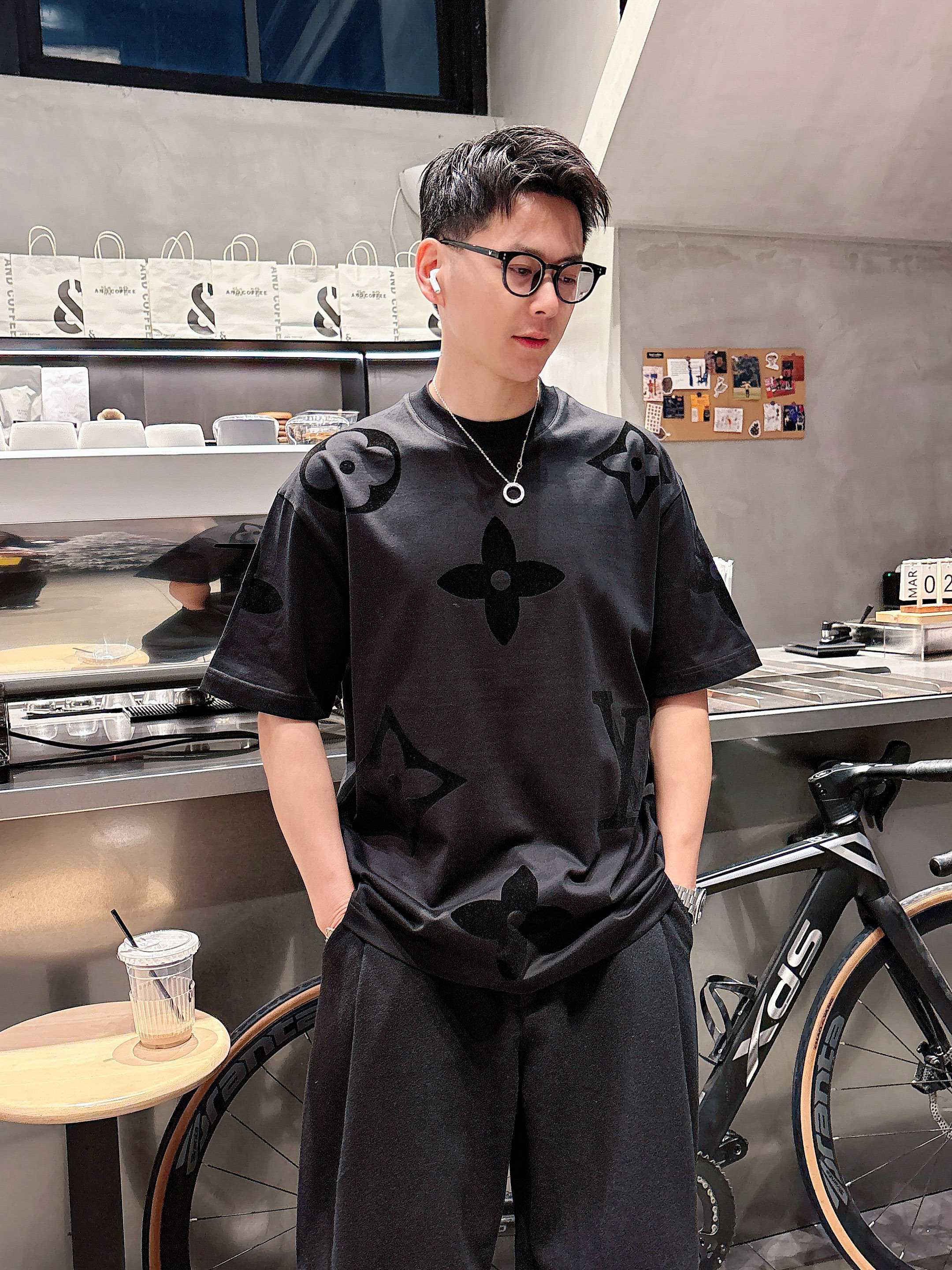     LV  2025春夏新款首发专柜最新款短袖圆领T恤 高端订制 设计前卫时尚！品牌logo重工艺设