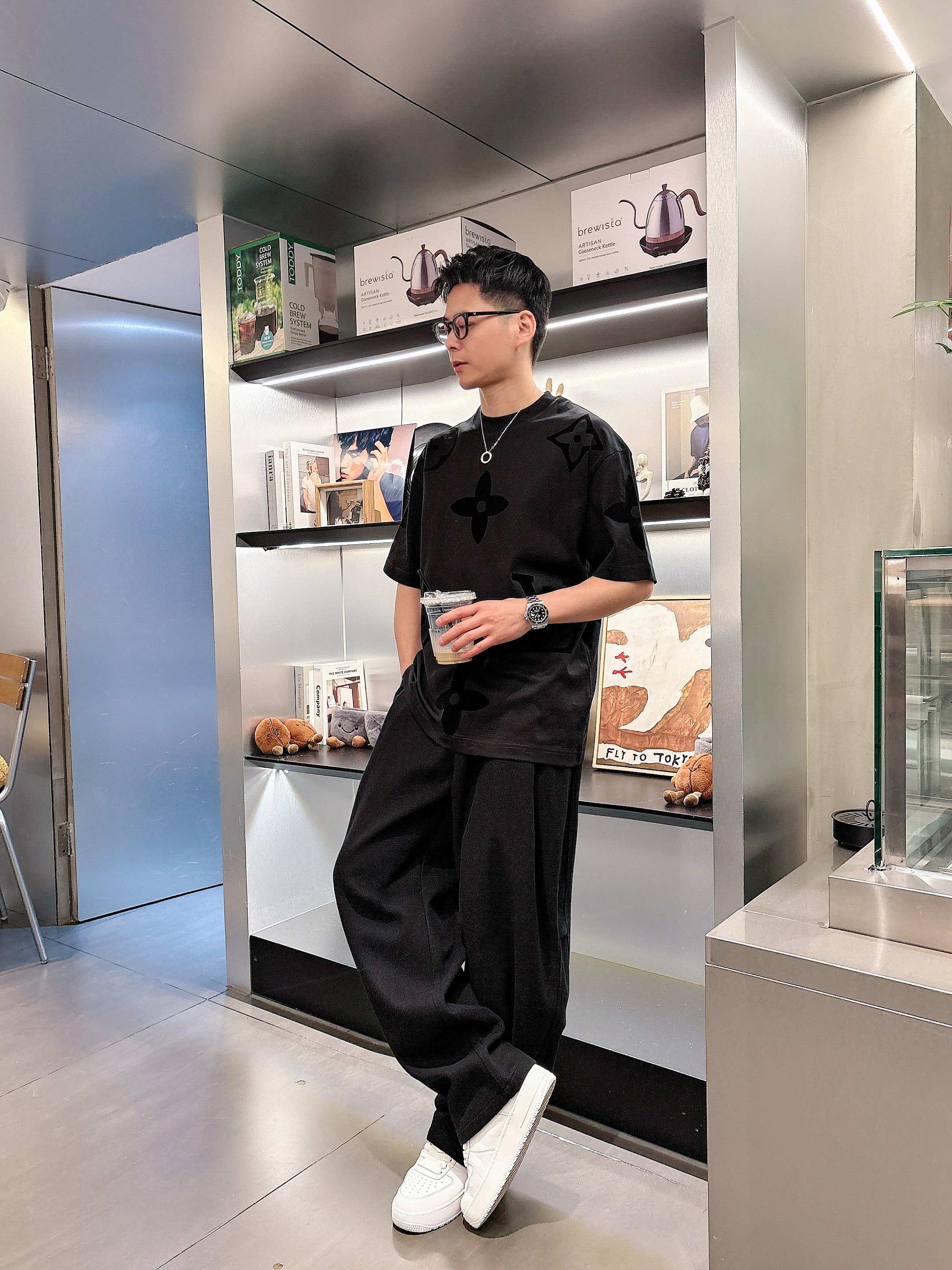     LV  2025春夏新款首发专柜最新款短袖圆领T恤 高端订制 设计前卫时尚！品牌logo重工艺设