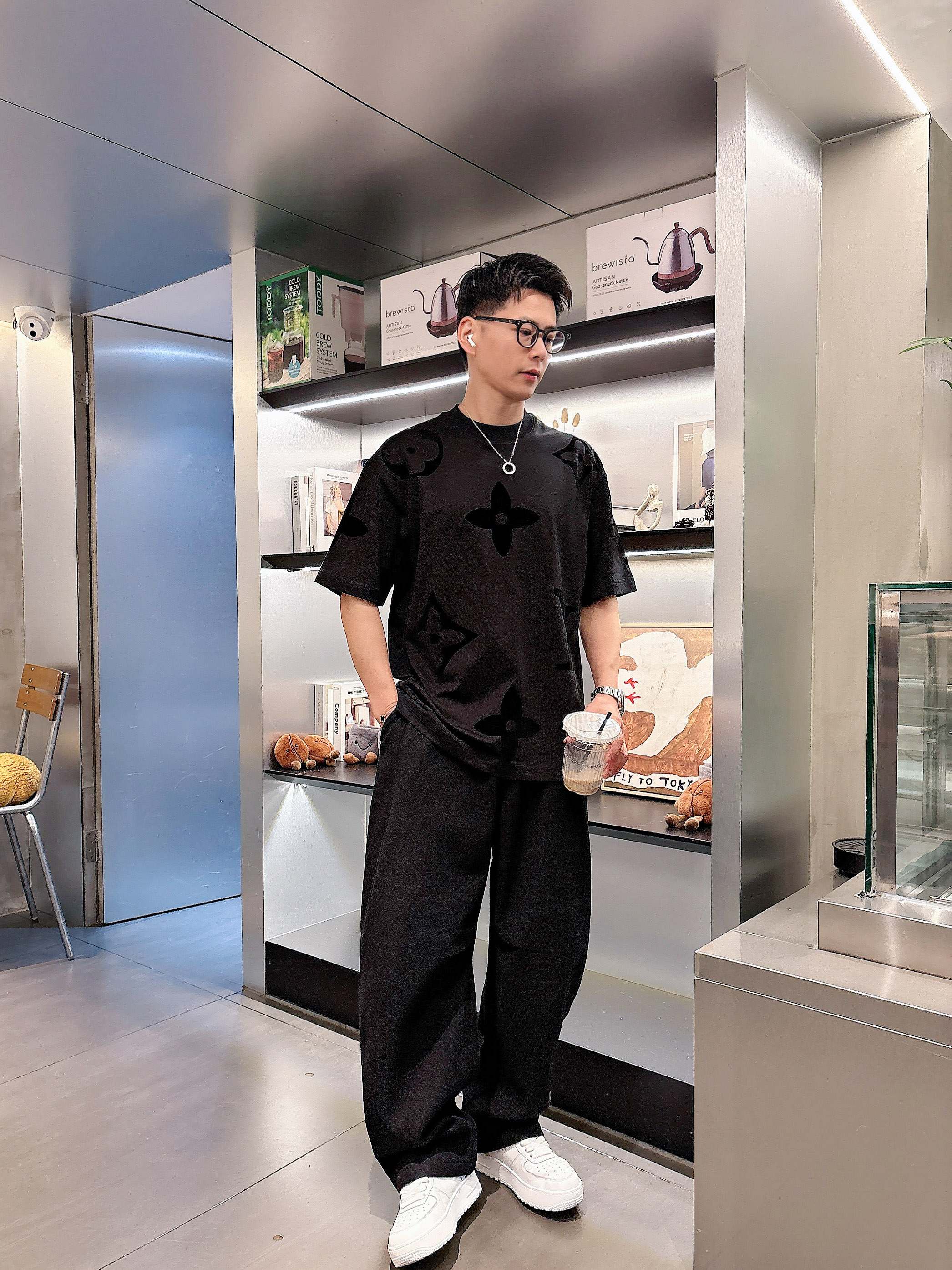     LV  2025春夏新款首发专柜最新款短袖圆领T恤 高端订制 设计前卫时尚！品牌logo重工艺设