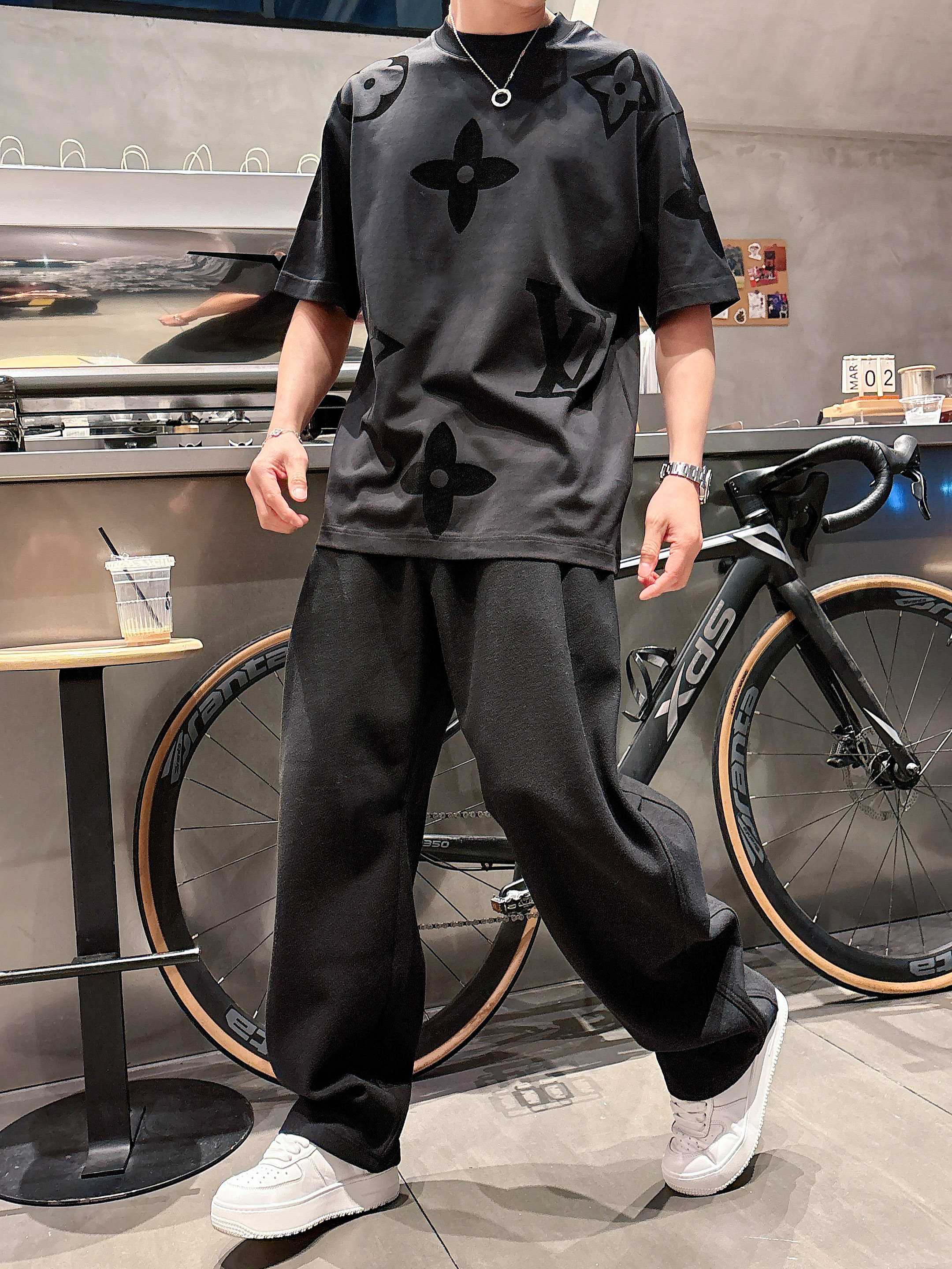     LV  2025春夏新款首发专柜最新款短袖圆领T恤 高端订制 设计前卫时尚！品牌logo重工艺设