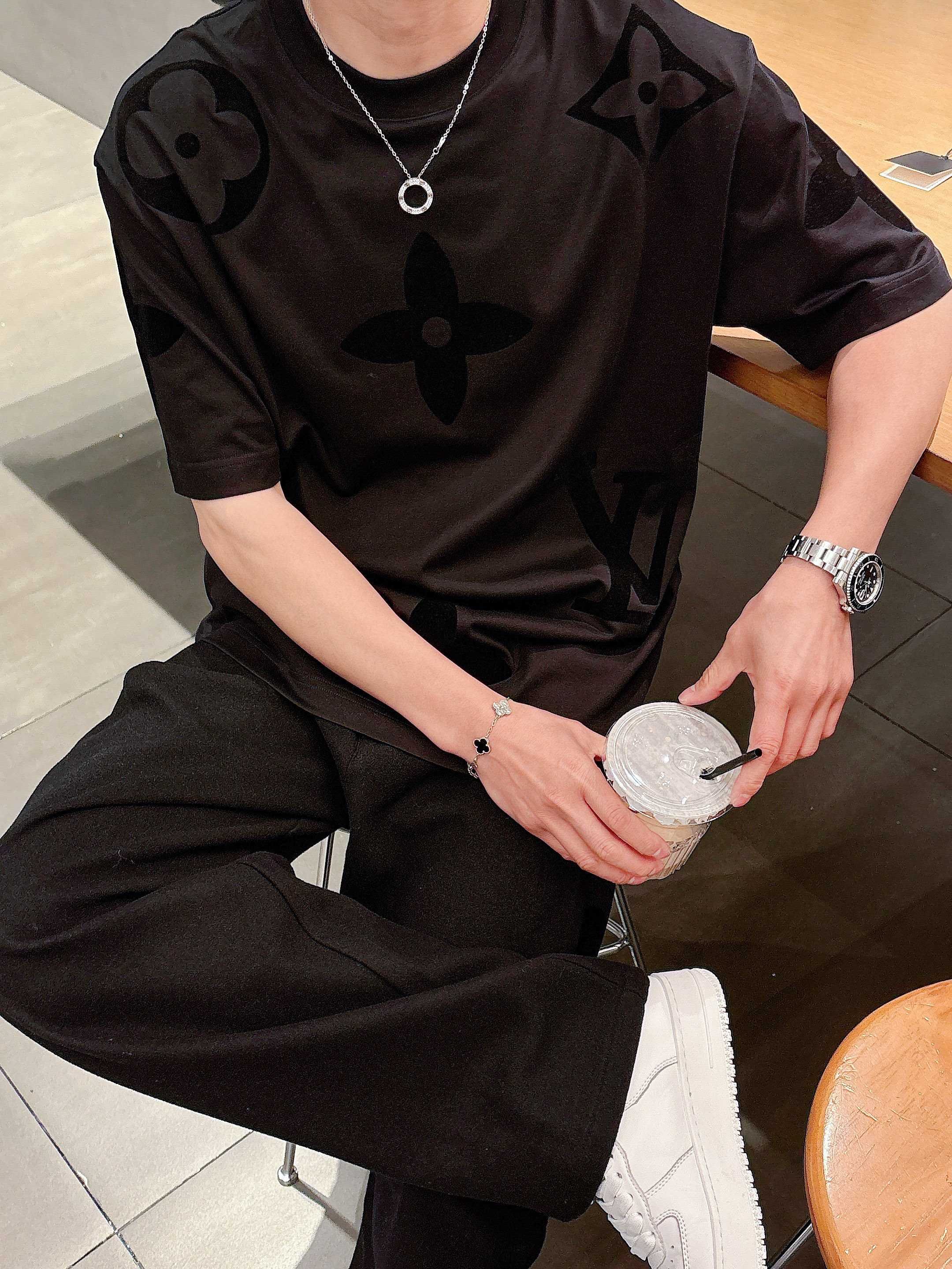     LV  2025春夏新款首发专柜最新款短袖圆领T恤 高端订制 设计前卫时尚！品牌logo重工艺设