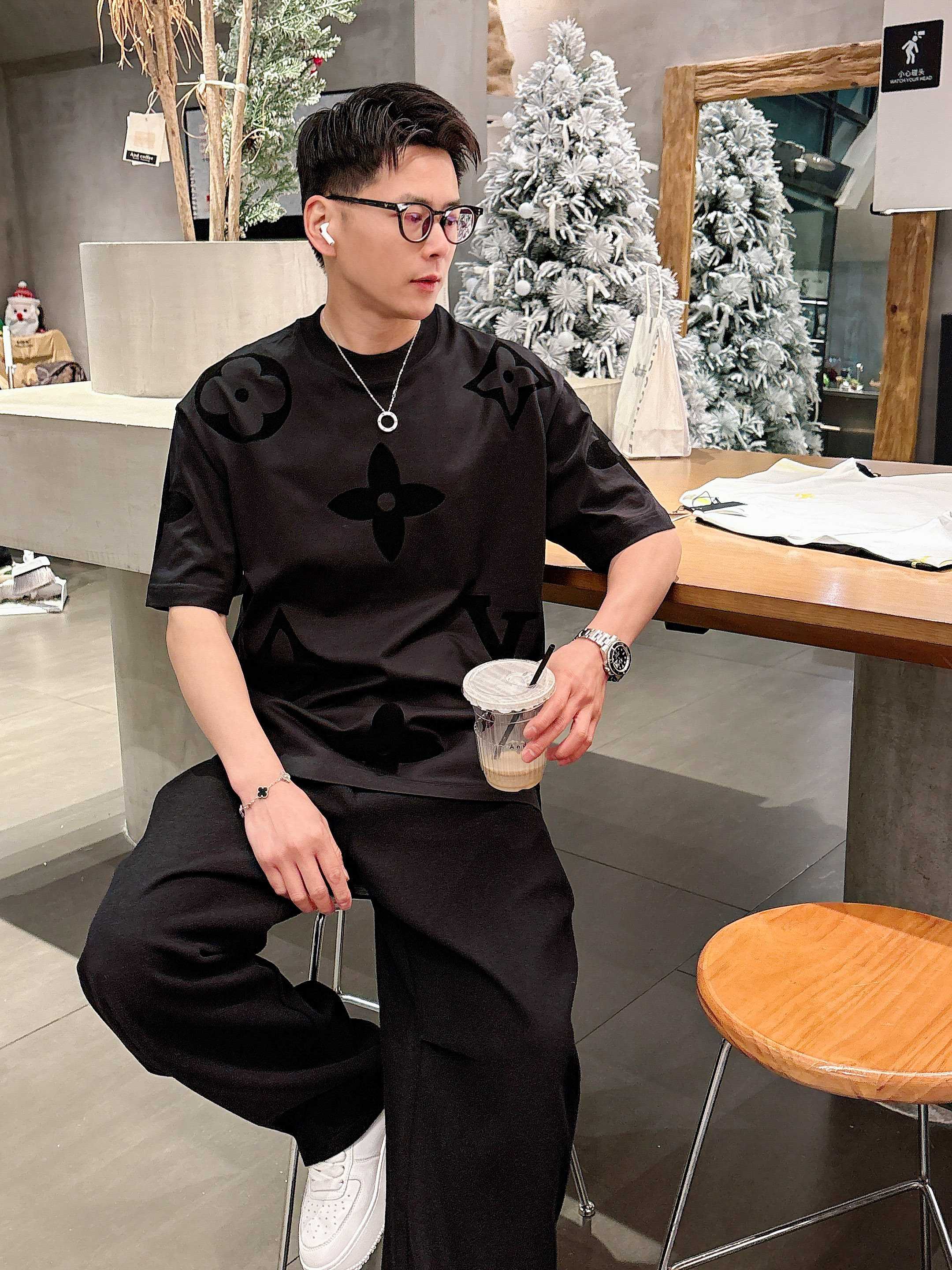     LV  2025春夏新款首发专柜最新款短袖圆领T恤 高端订制 设计前卫时尚！品牌logo重工艺设