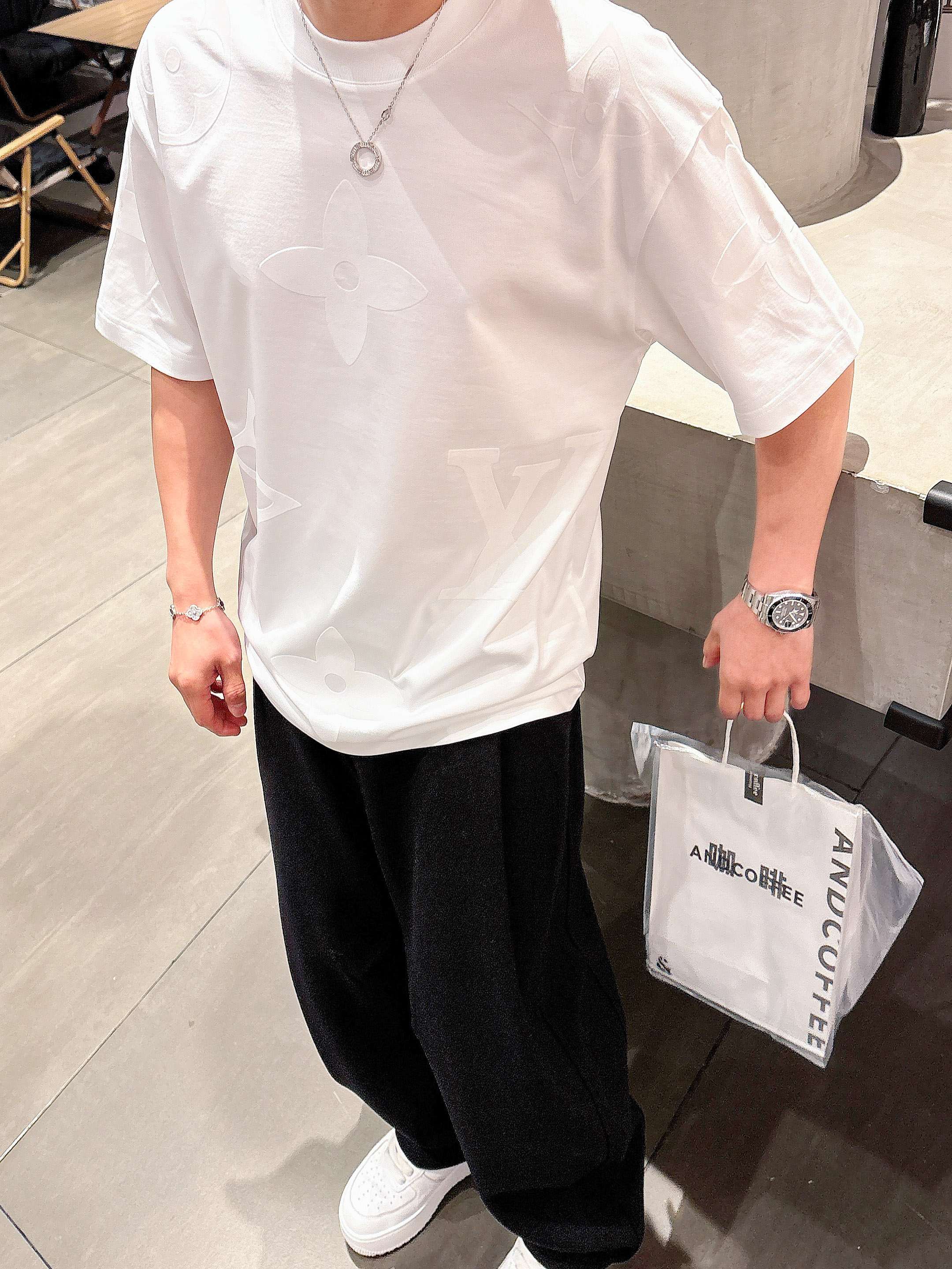     LV  2025春夏新款首发专柜最新款短袖圆领T恤 高端订制 设计前卫时尚！品牌logo重工艺设