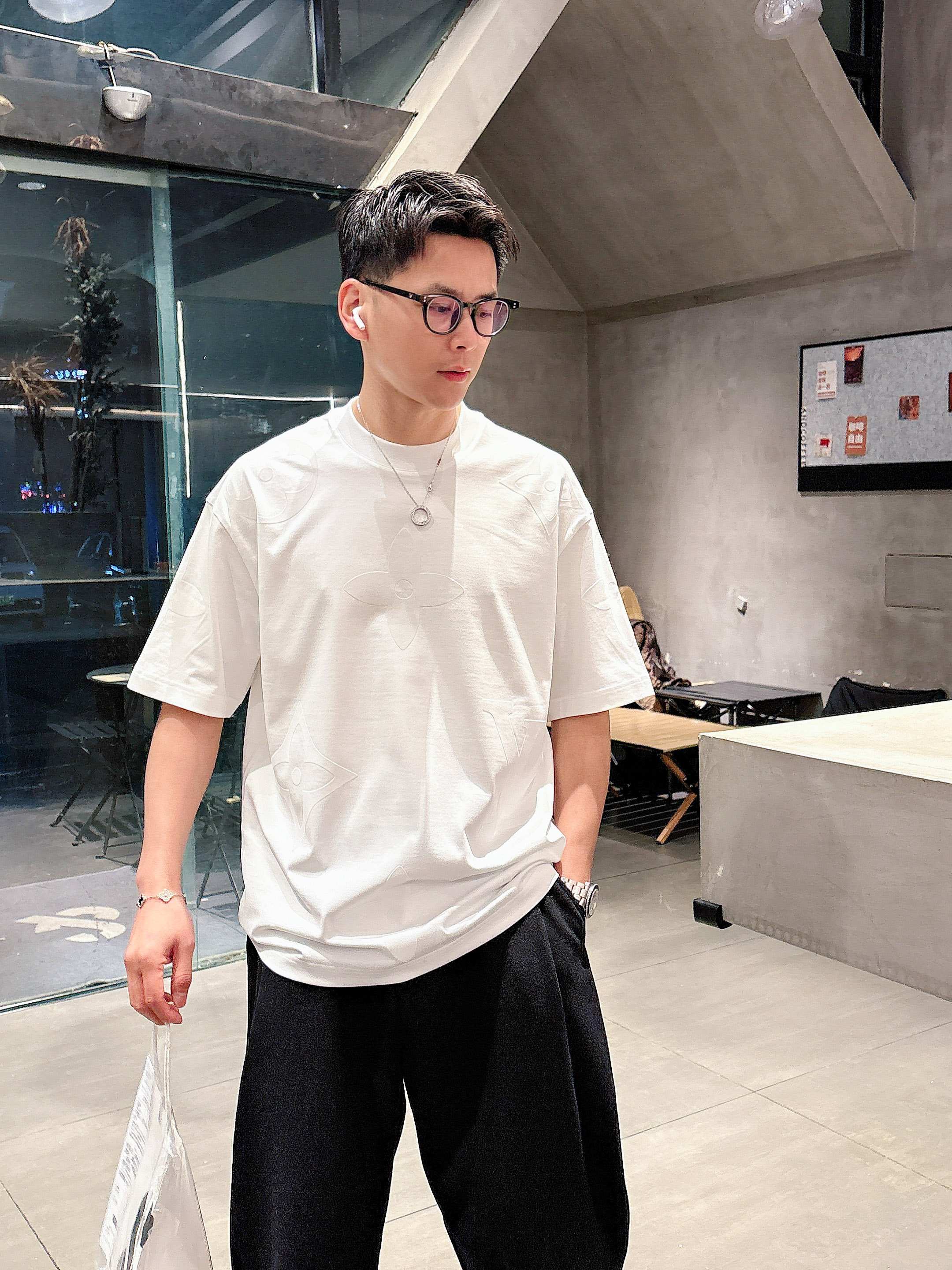     LV  2025春夏新款首发专柜最新款短袖圆领T恤 高端订制 设计前卫时尚！品牌logo重工艺设