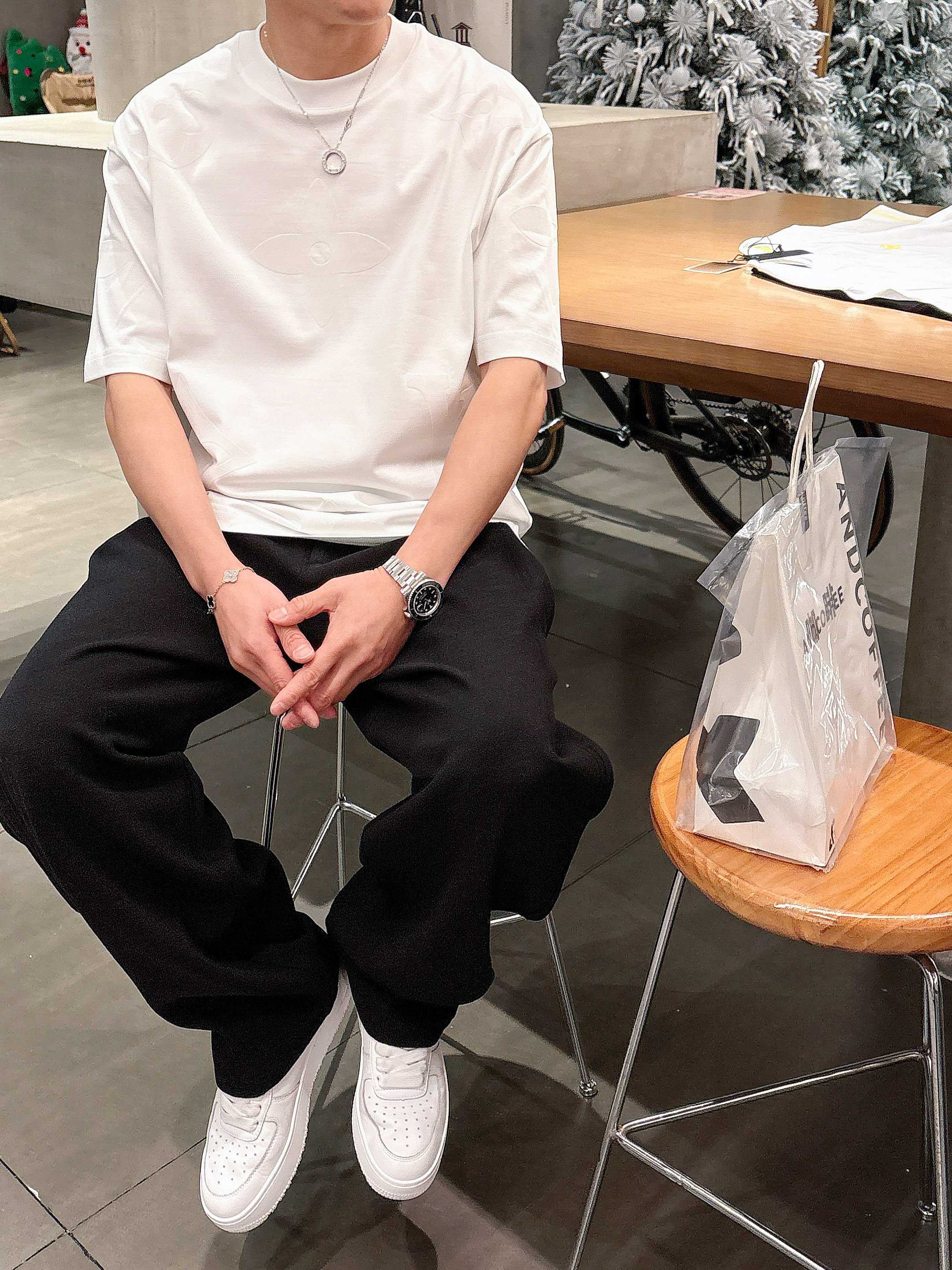     LV  2025春夏新款首发专柜最新款短袖圆领T恤 高端订制 设计前卫时尚！品牌logo重工艺设