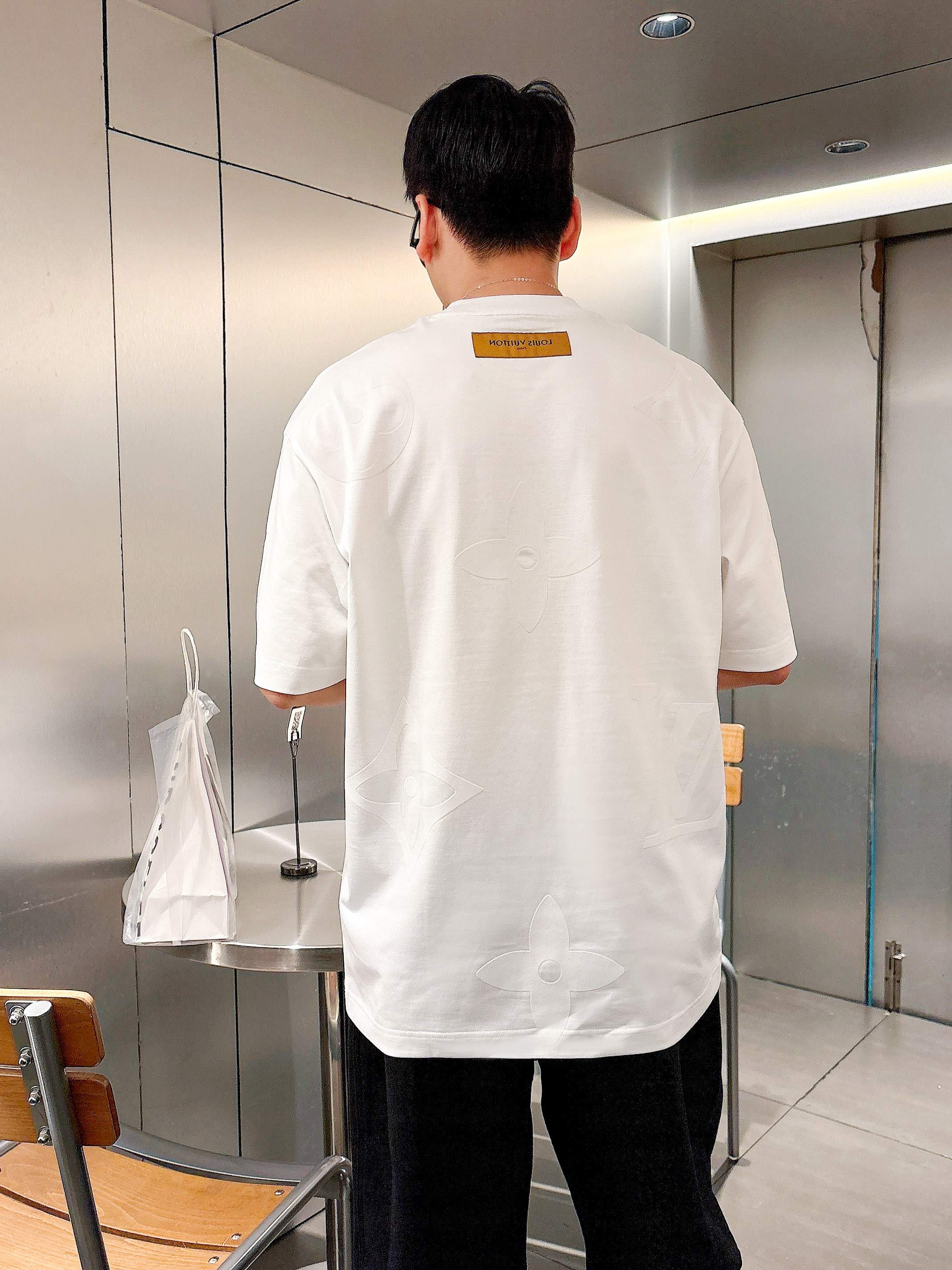     LV  2025春夏新款首发专柜最新款短袖圆领T恤 高端订制 设计前卫时尚！品牌logo重工艺设