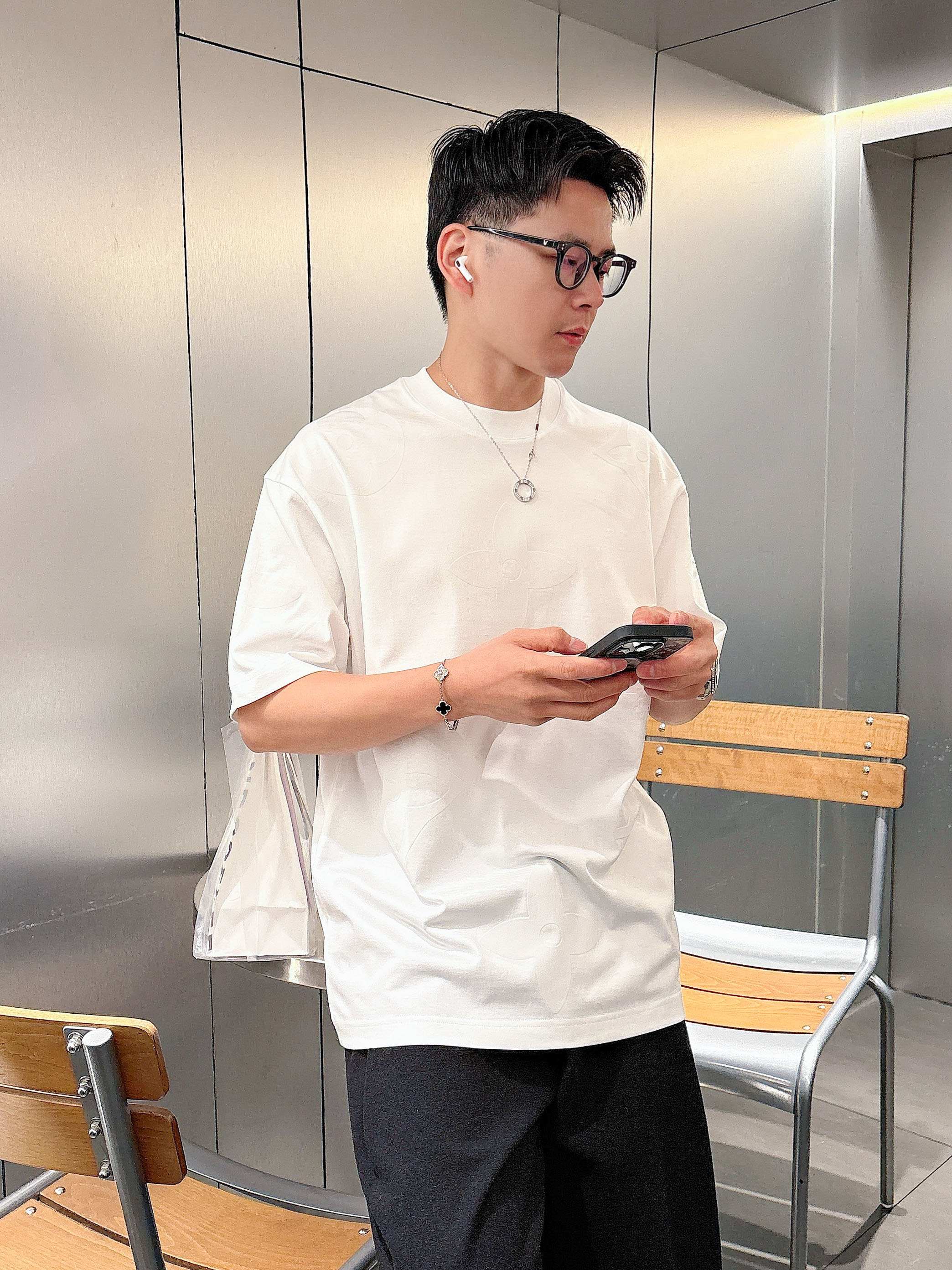     LV  2025春夏新款首发专柜最新款短袖圆领T恤 高端订制 设计前卫时尚！品牌logo重工艺设