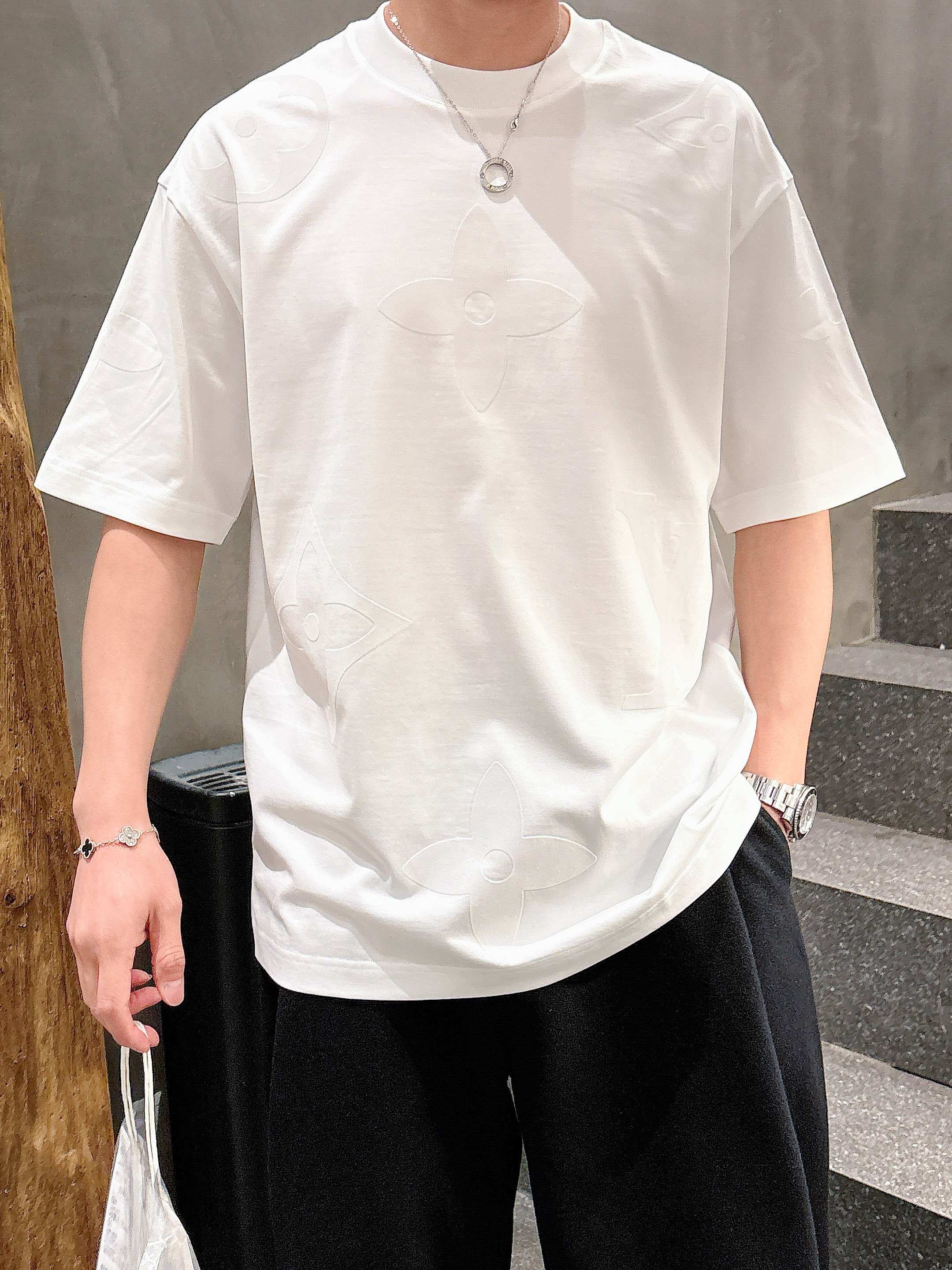     LV  2025春夏新款首发专柜最新款短袖圆领T恤 高端订制 设计前卫时尚！品牌logo重工艺设