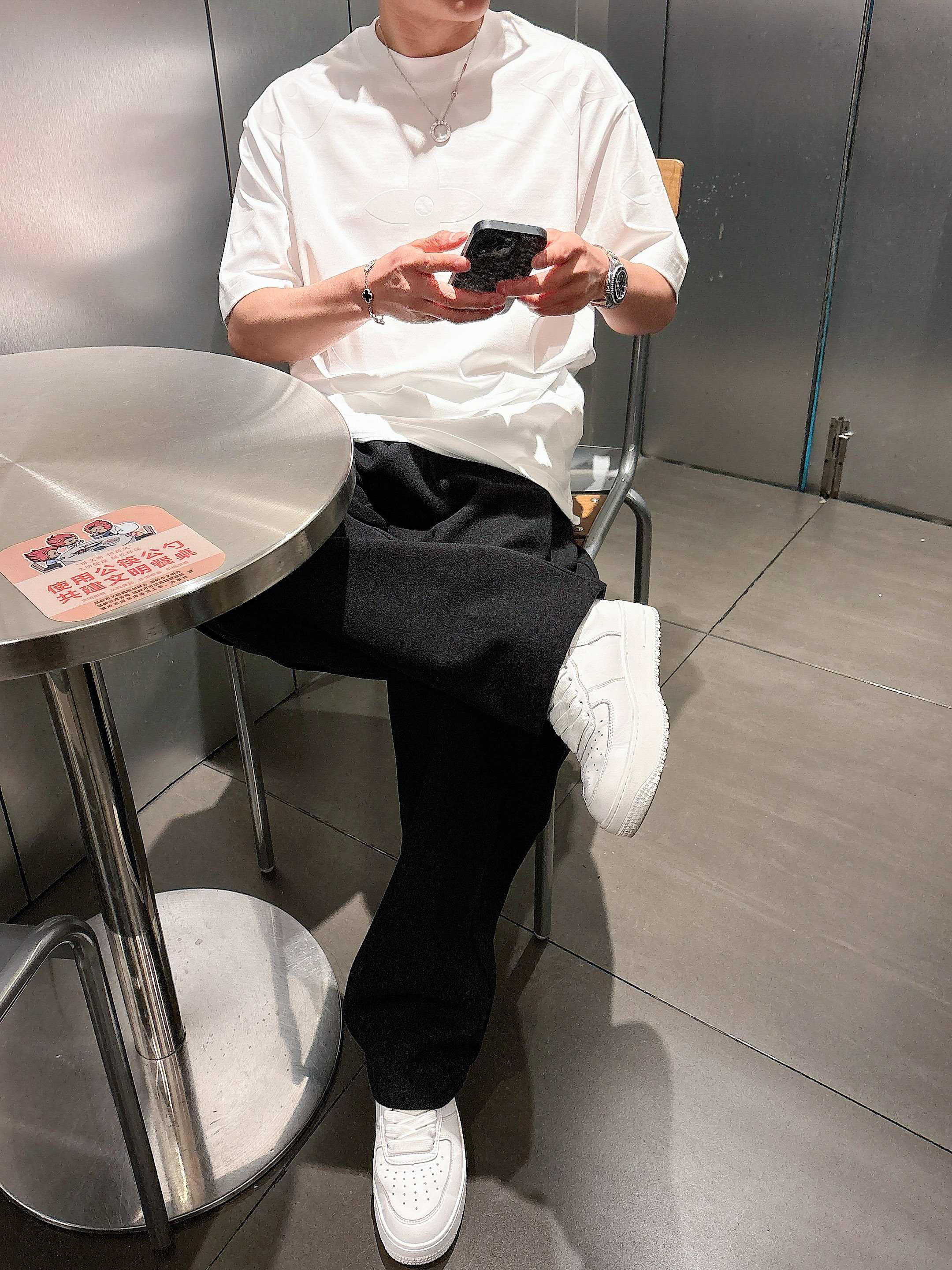     LV  2025春夏新款首发专柜最新款短袖圆领T恤 高端订制 设计前卫时尚！品牌logo重工艺设