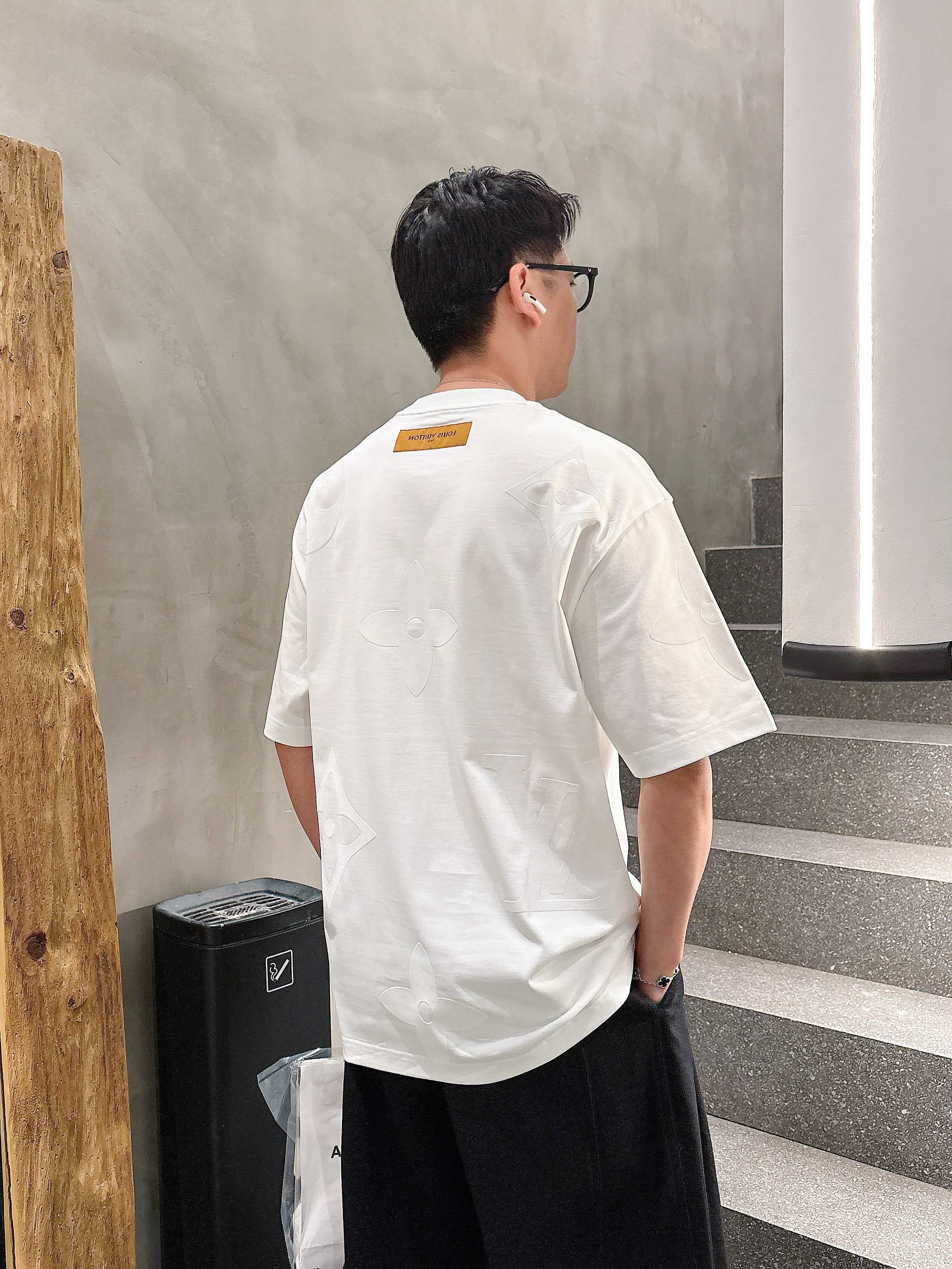     LV  2025春夏新款首发专柜最新款短袖圆领T恤 高端订制 设计前卫时尚！品牌logo重工艺设