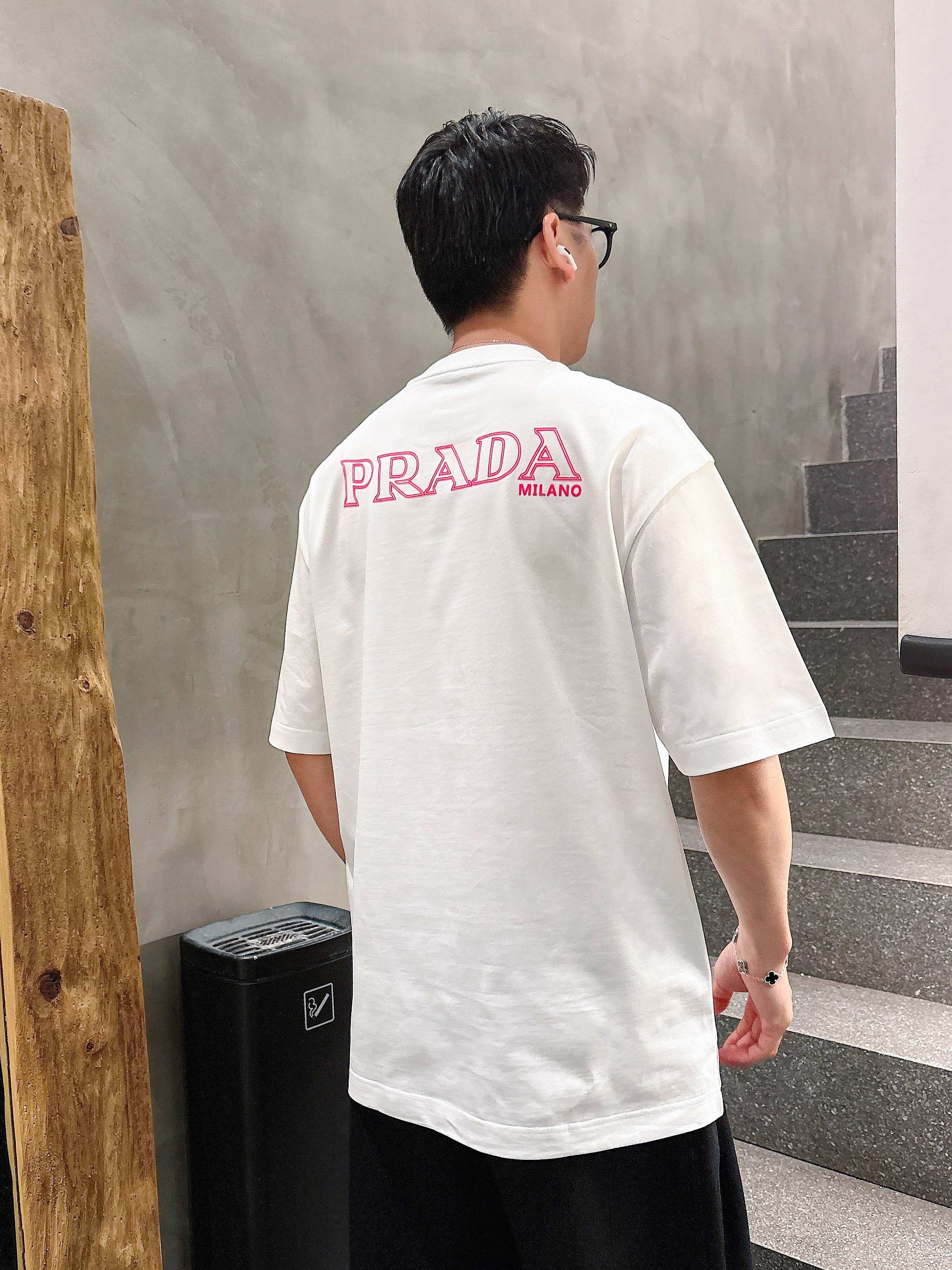     普拉达  2025春夏新款首发专柜最新款短袖圆领T恤 高端订制 设计前卫时尚！品牌logo重工艺