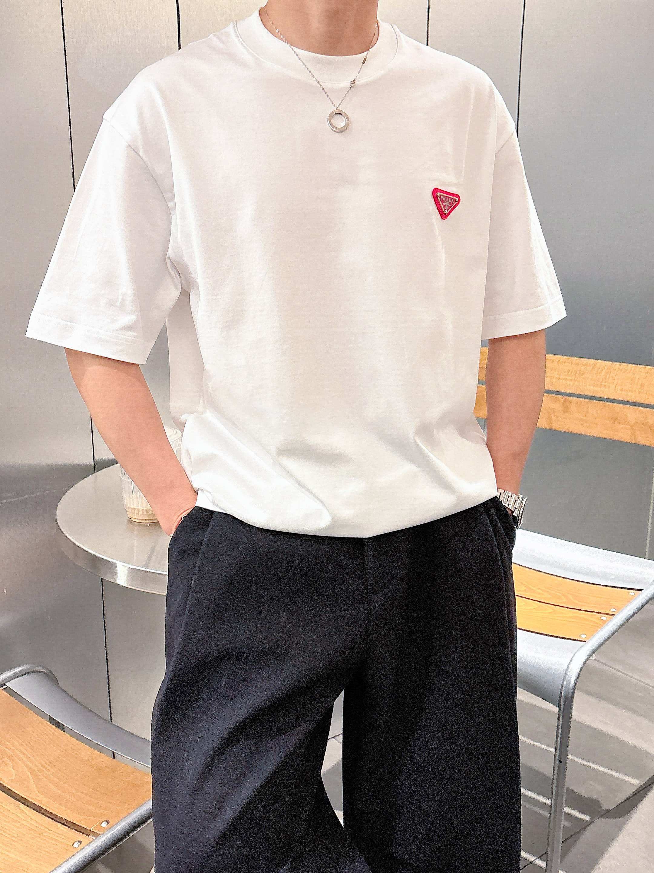     普拉达  2025春夏新款首发专柜最新款短袖圆领T恤 高端订制 设计前卫时尚！品牌logo重工艺