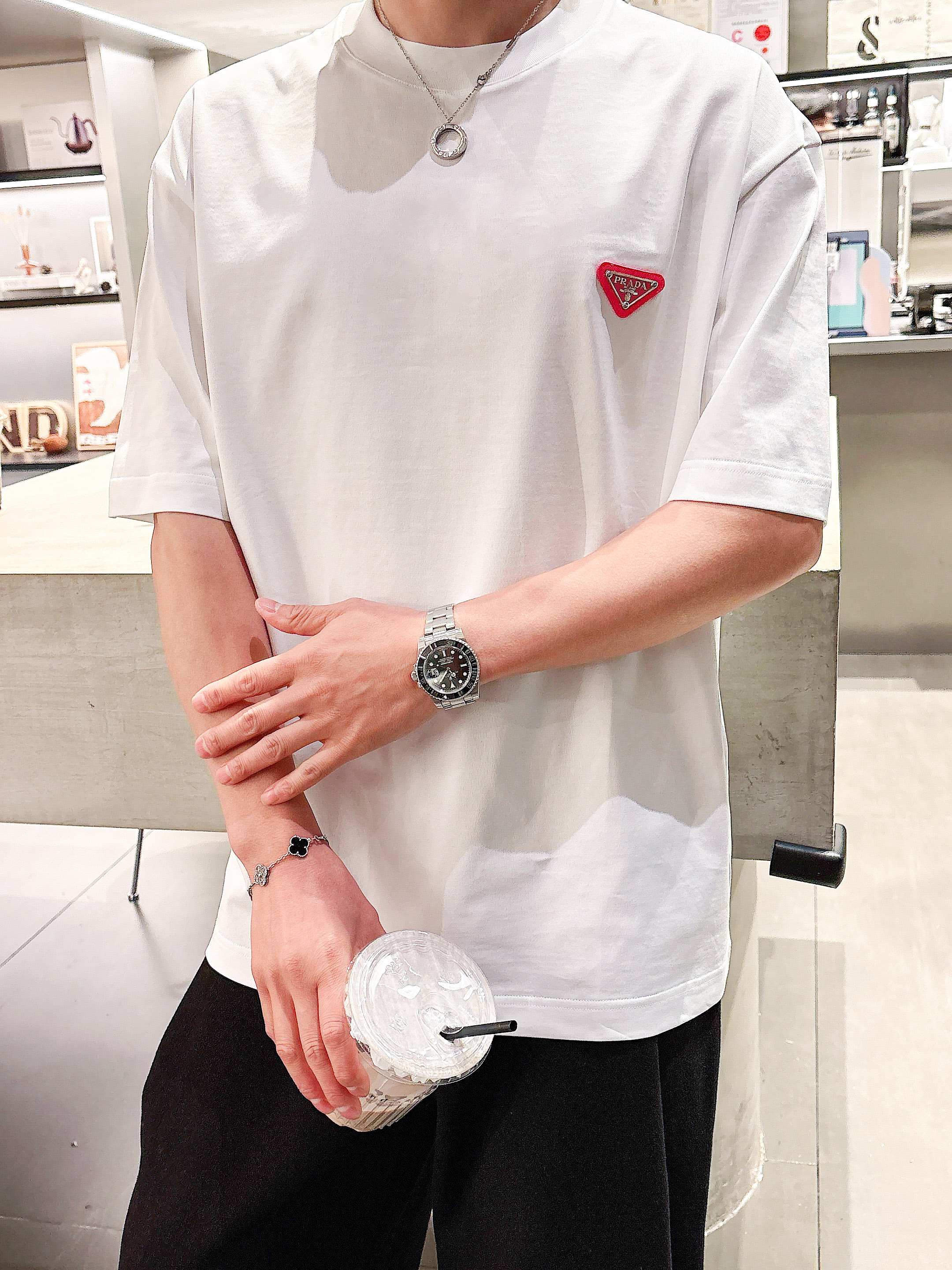     普拉达  2025春夏新款首发专柜最新款短袖圆领T恤 高端订制 设计前卫时尚！品牌logo重工艺