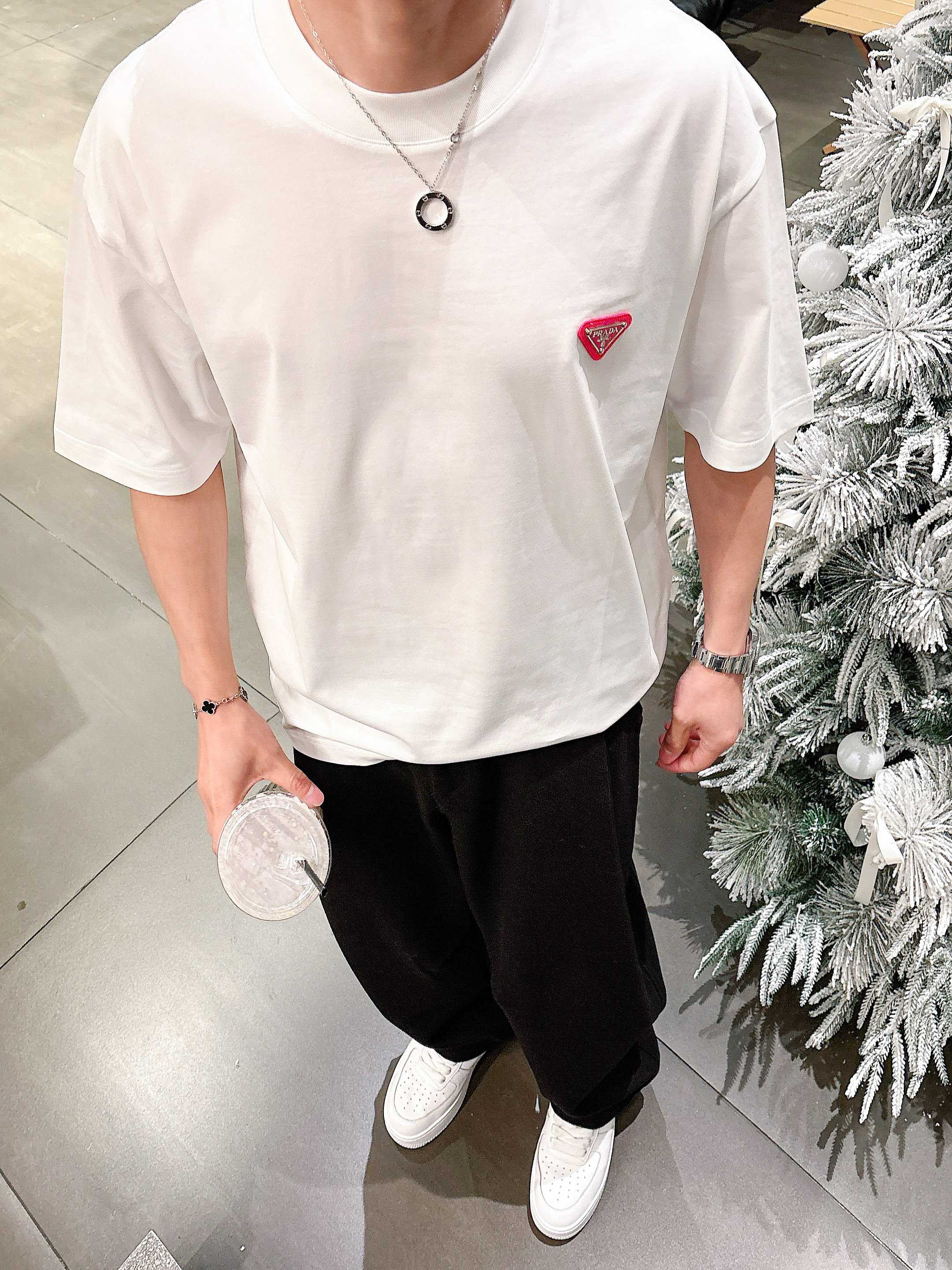     普拉达  2025春夏新款首发专柜最新款短袖圆领T恤 高端订制 设计前卫时尚！品牌logo重工艺