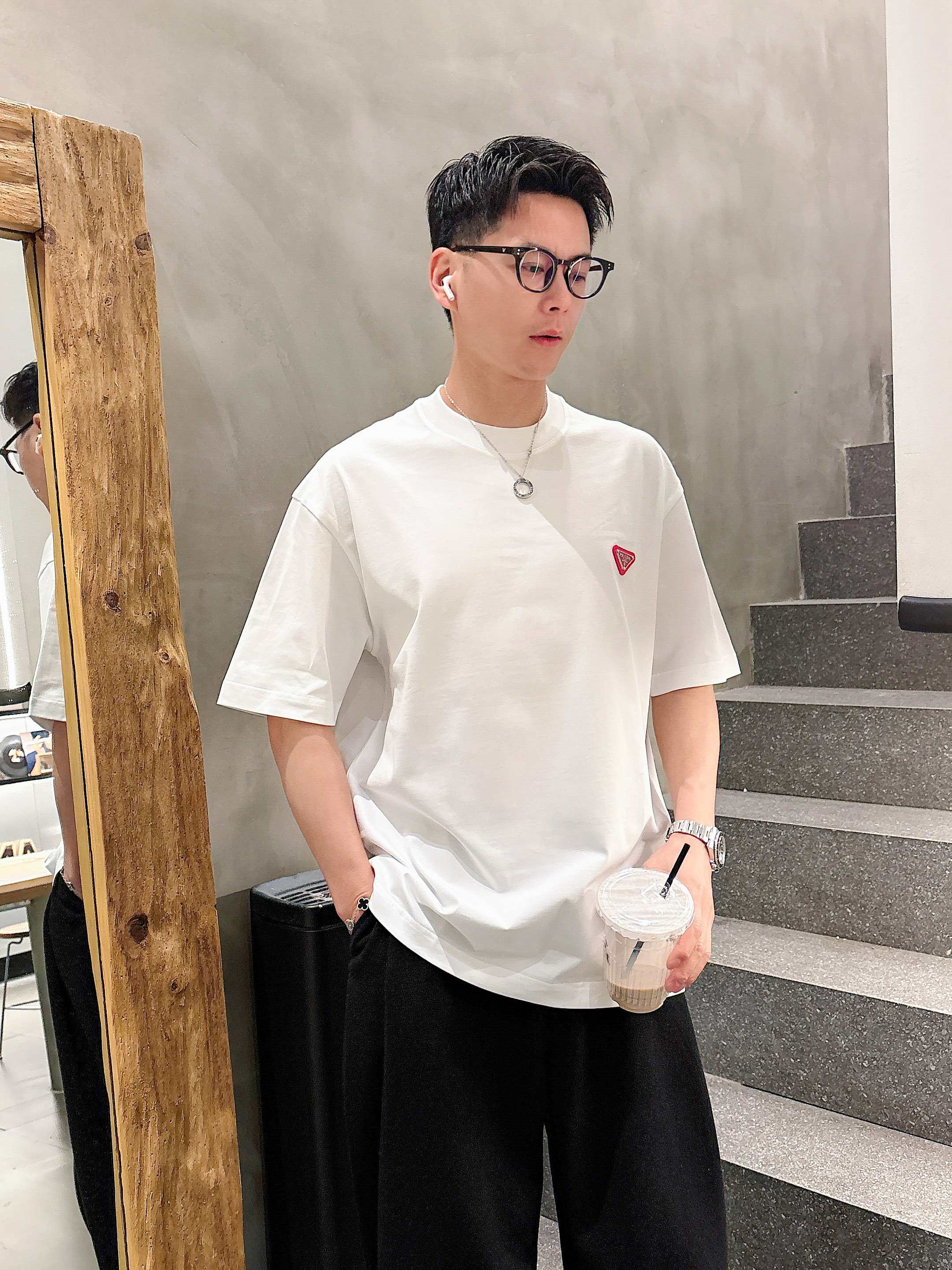     普拉达  2025春夏新款首发专柜最新款短袖圆领T恤 高端订制 设计前卫时尚！品牌logo重工艺