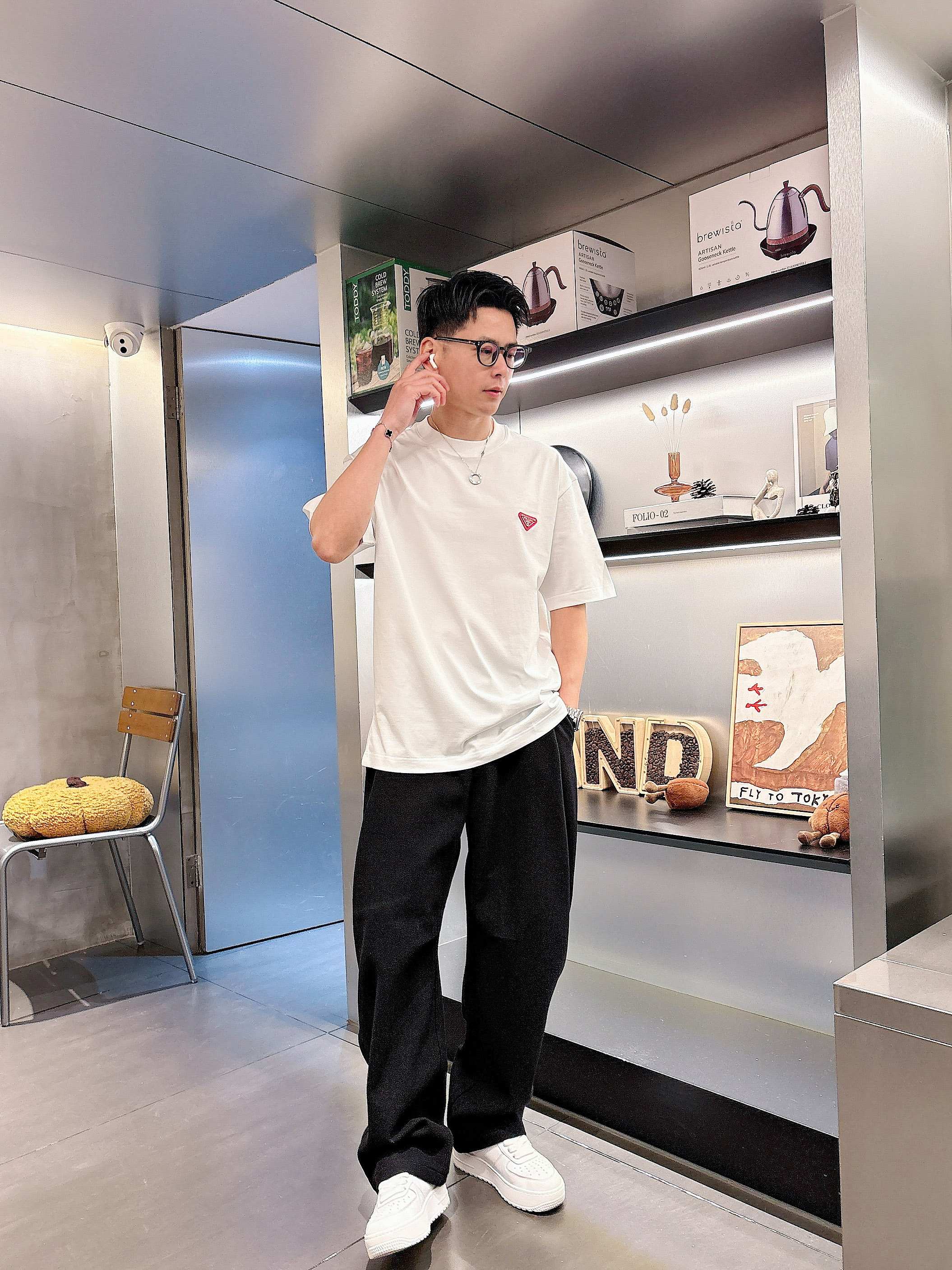     普拉达  2025春夏新款首发专柜最新款短袖圆领T恤 高端订制 设计前卫时尚！品牌logo重工艺