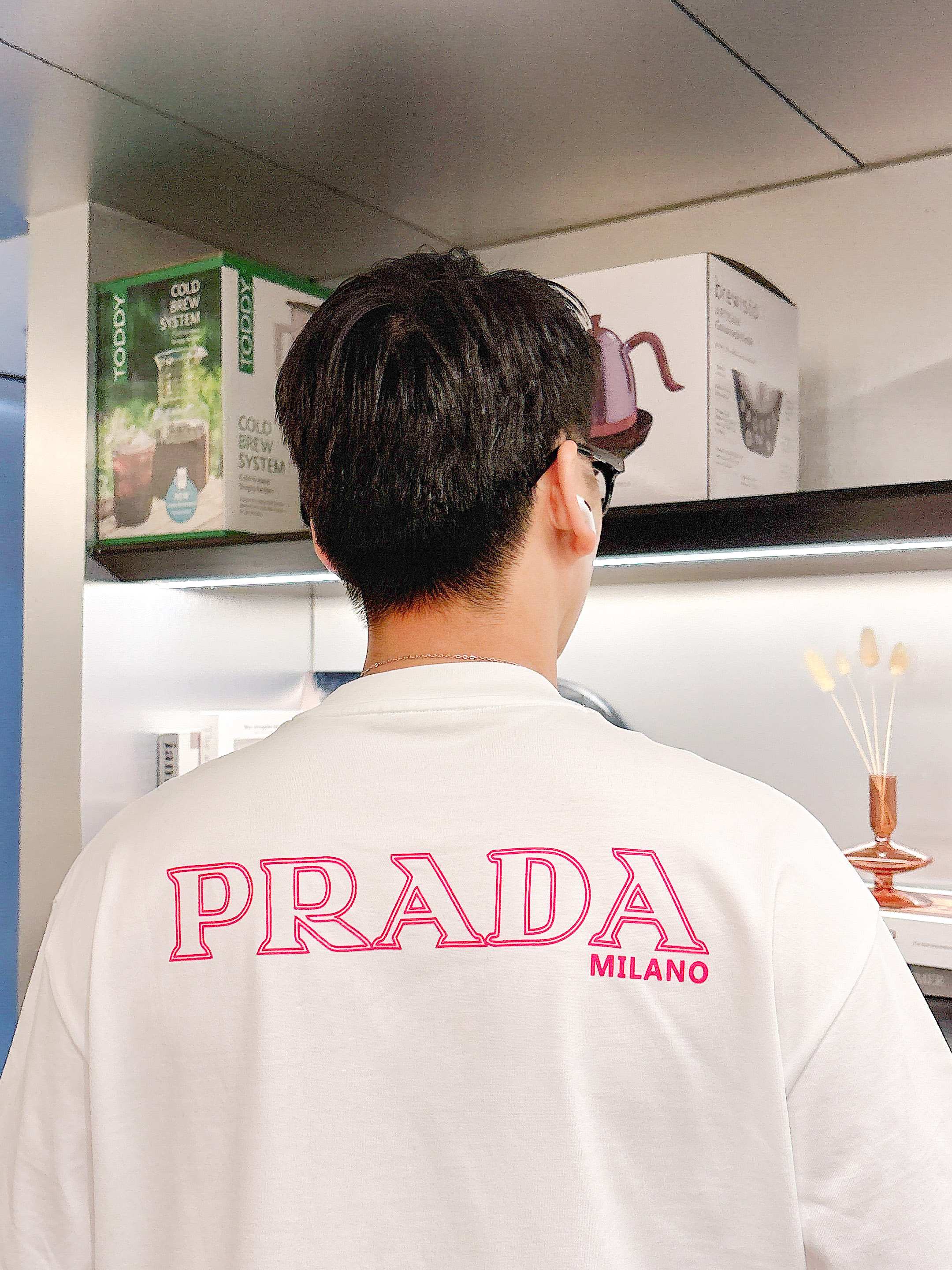     普拉达  2025春夏新款首发专柜最新款短袖圆领T恤 高端订制 设计前卫时尚！品牌logo重工艺