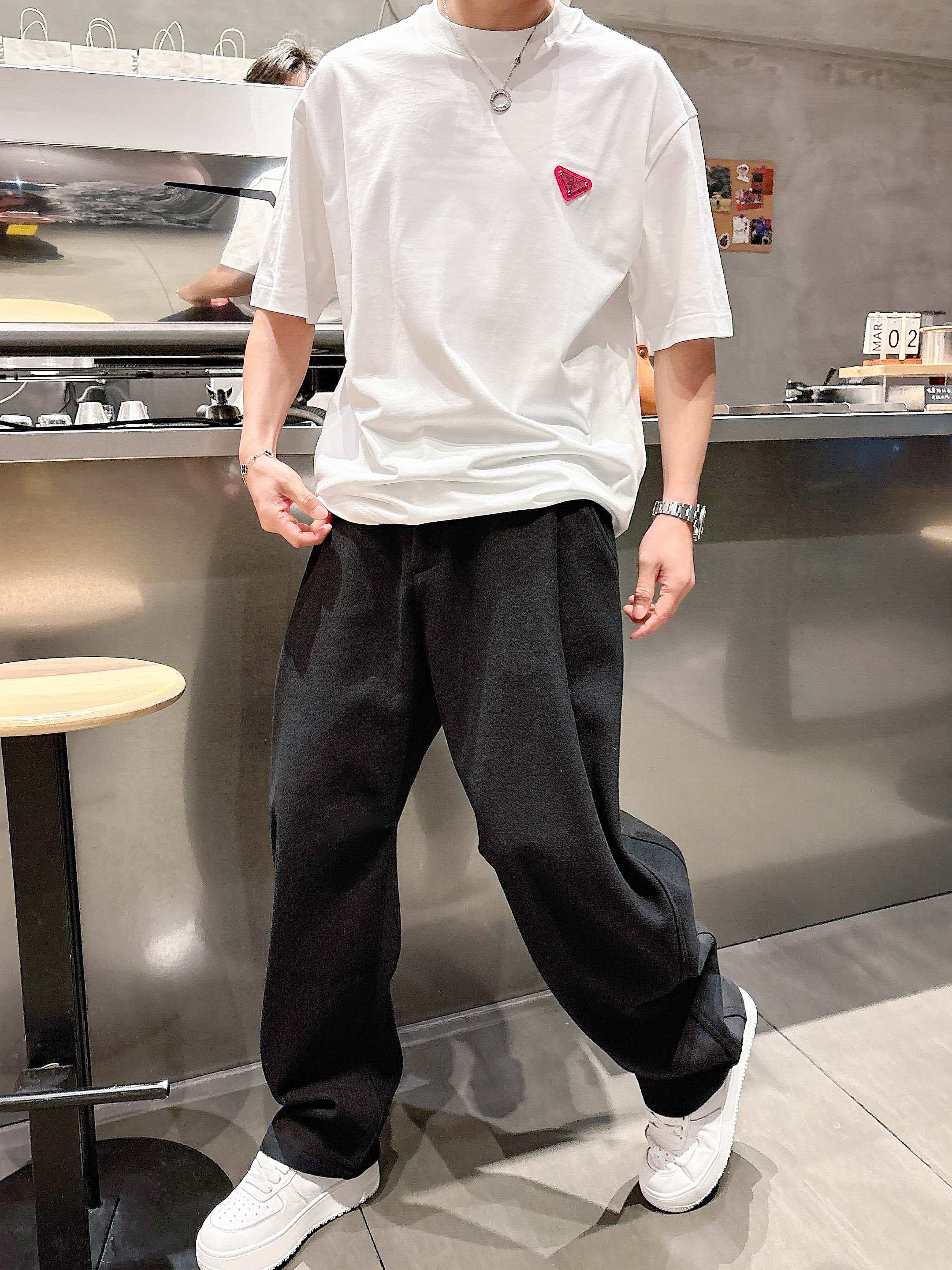     普拉达  2025春夏新款首发专柜最新款短袖圆领T恤 高端订制 设计前卫时尚！品牌logo重工艺