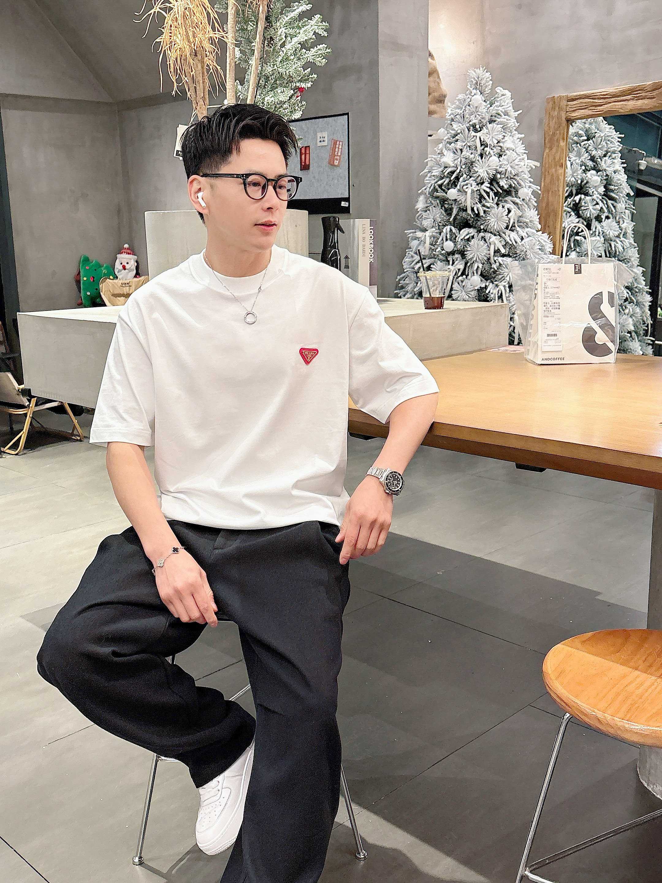     普拉达  2025春夏新款首发专柜最新款短袖圆领T恤 高端订制 设计前卫时尚！品牌logo重工艺