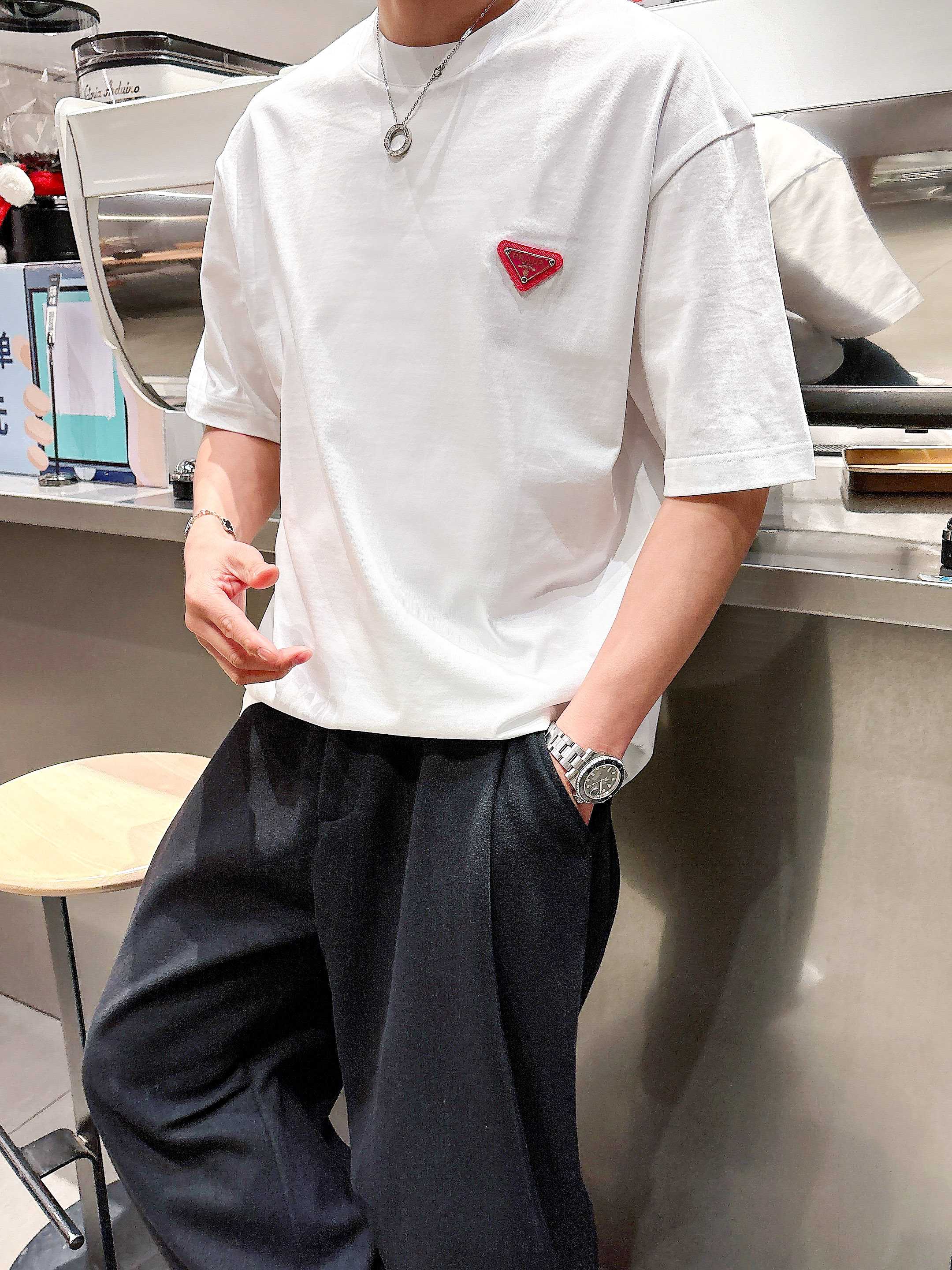     普拉达  2025春夏新款首发专柜最新款短袖圆领T恤 高端订制 设计前卫时尚！品牌logo重工艺