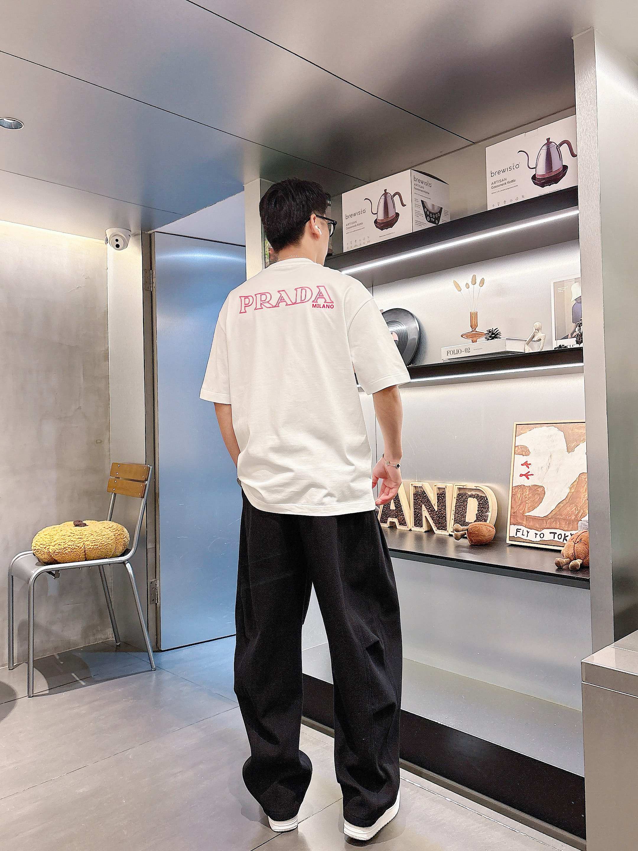     普拉达  2025春夏新款首发专柜最新款短袖圆领T恤 高端订制 设计前卫时尚！品牌logo重工艺