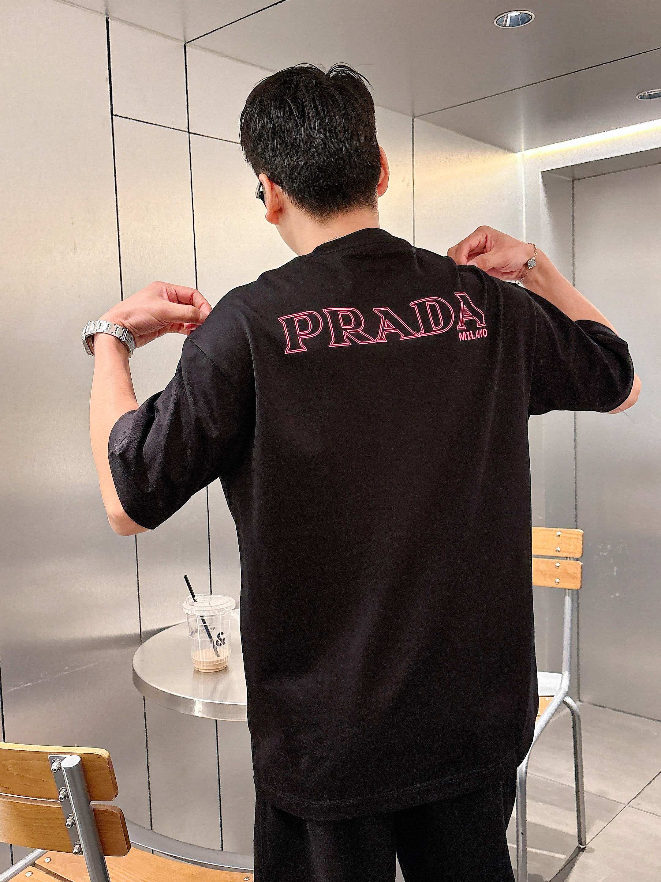     普拉达  2025春夏新款首发专柜最新款短袖圆领T恤 高端订制 设计前卫时尚！品牌logo重工艺