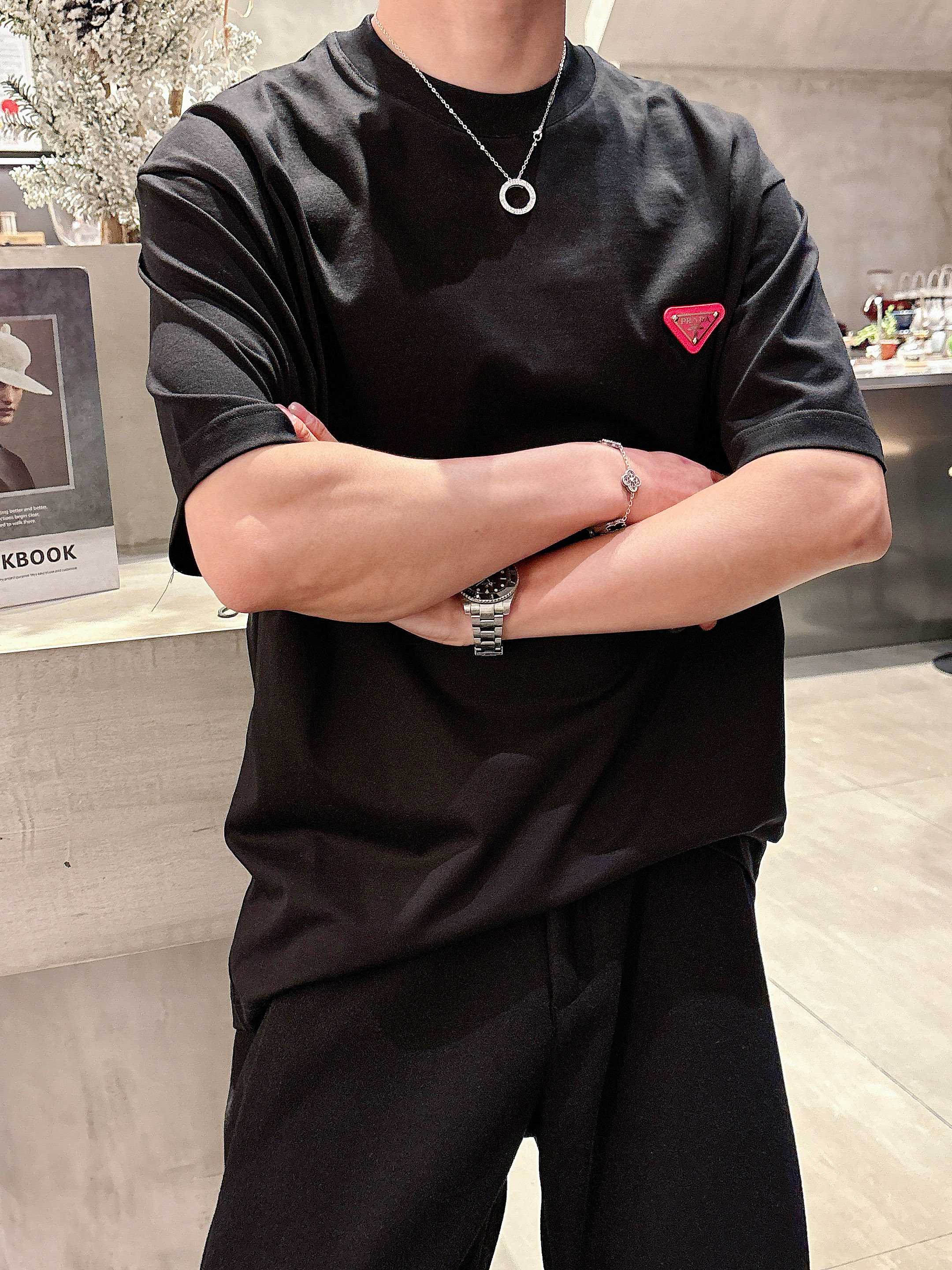     普拉达  2025春夏新款首发专柜最新款短袖圆领T恤 高端订制 设计前卫时尚！品牌logo重工艺