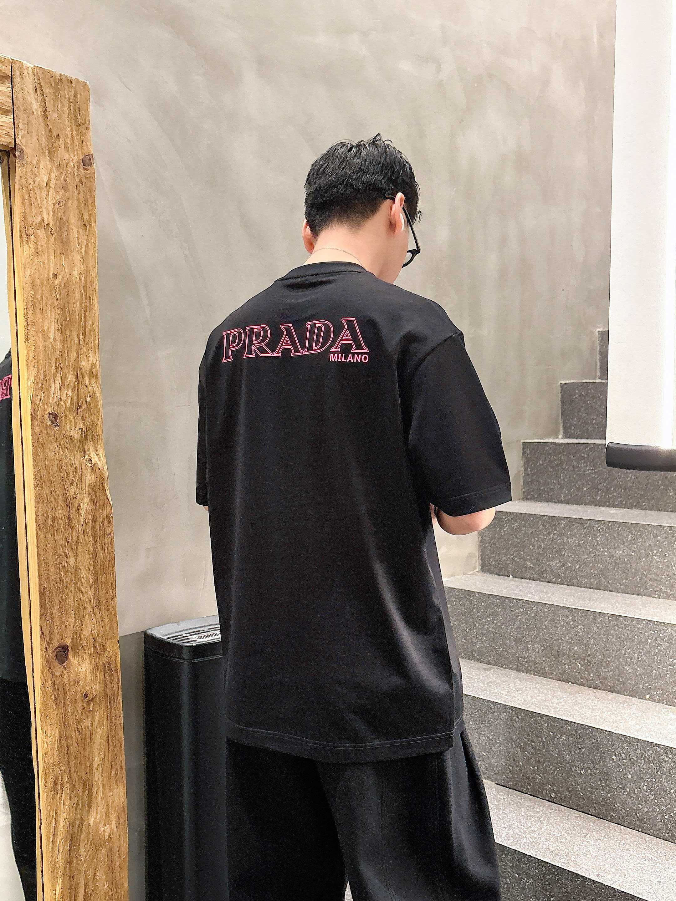     普拉达  2025春夏新款首发专柜最新款短袖圆领T恤 高端订制 设计前卫时尚！品牌logo重工艺