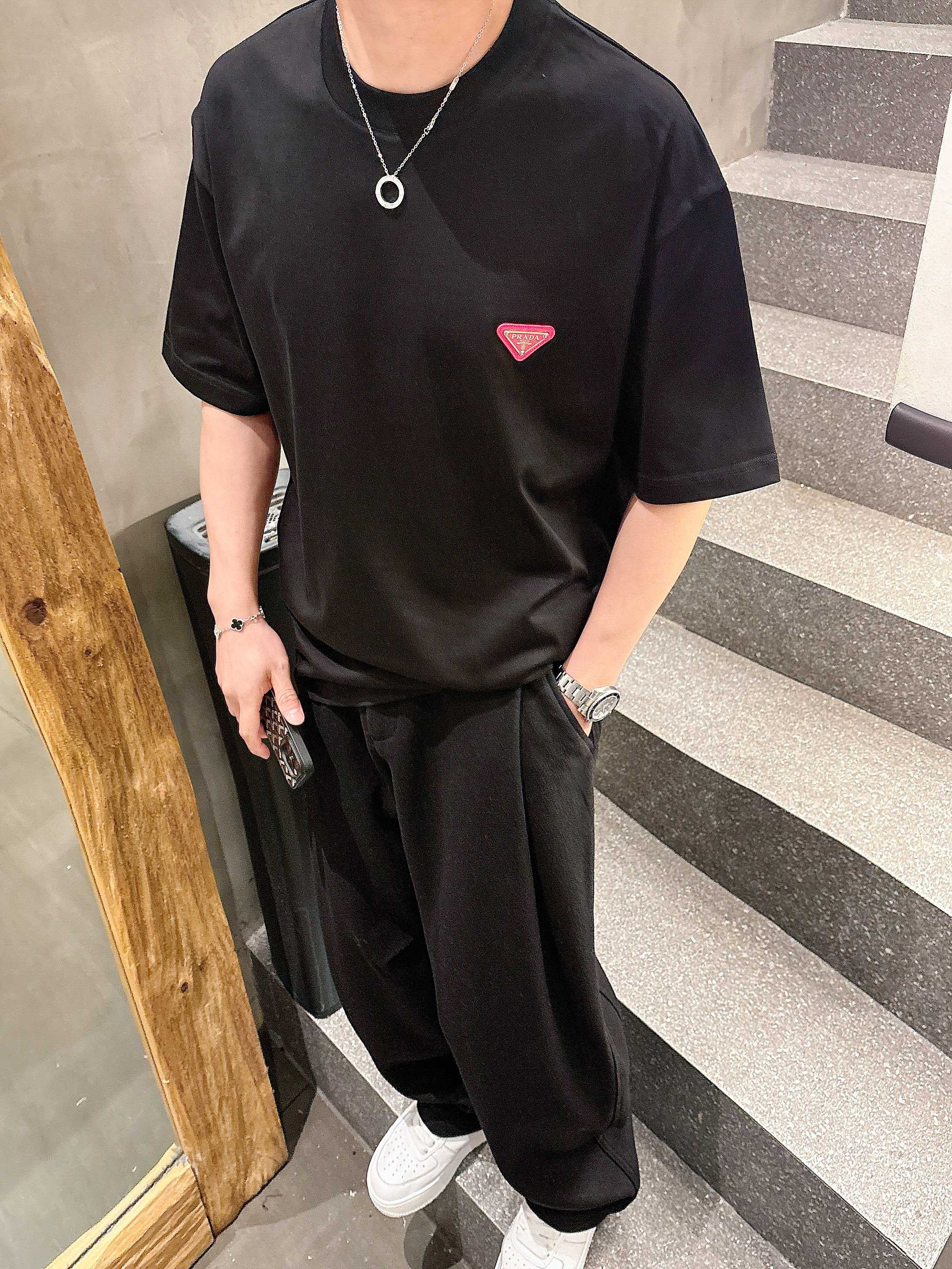     普拉达  2025春夏新款首发专柜最新款短袖圆领T恤 高端订制 设计前卫时尚！品牌logo重工艺