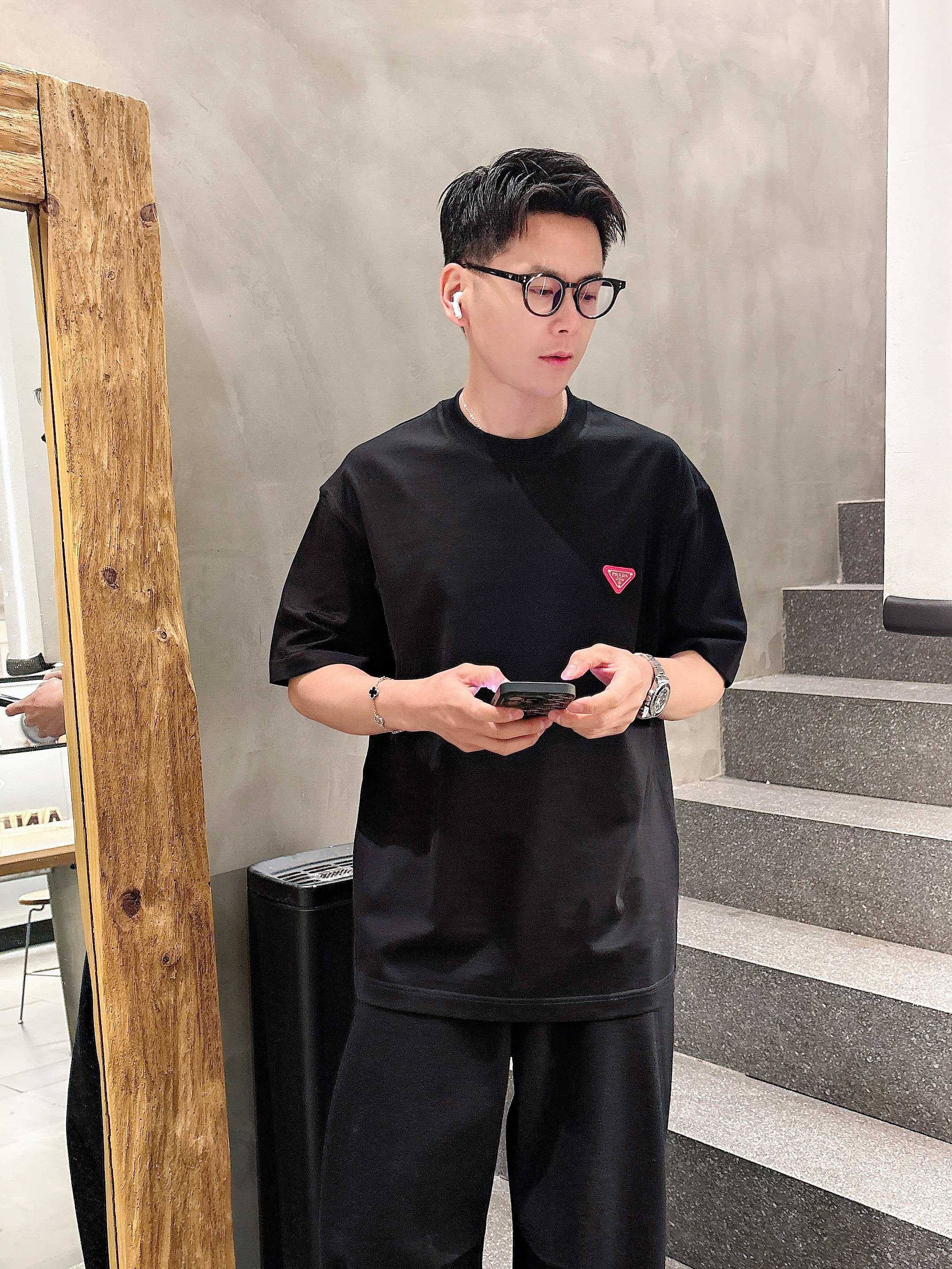     普拉达  2025春夏新款首发专柜最新款短袖圆领T恤 高端订制 设计前卫时尚！品牌logo重工艺