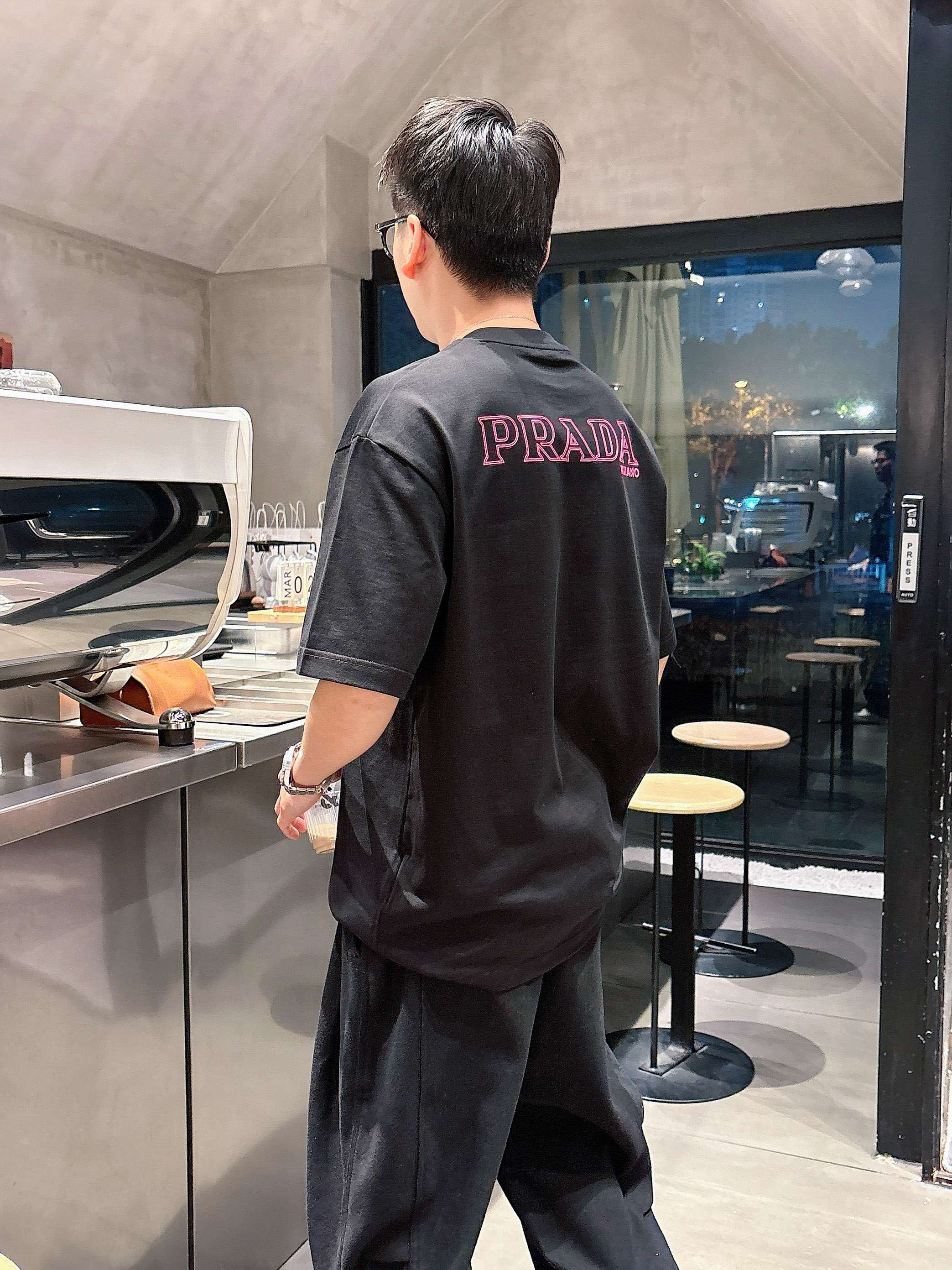     普拉达  2025春夏新款首发专柜最新款短袖圆领T恤 高端订制 设计前卫时尚！品牌logo重工艺