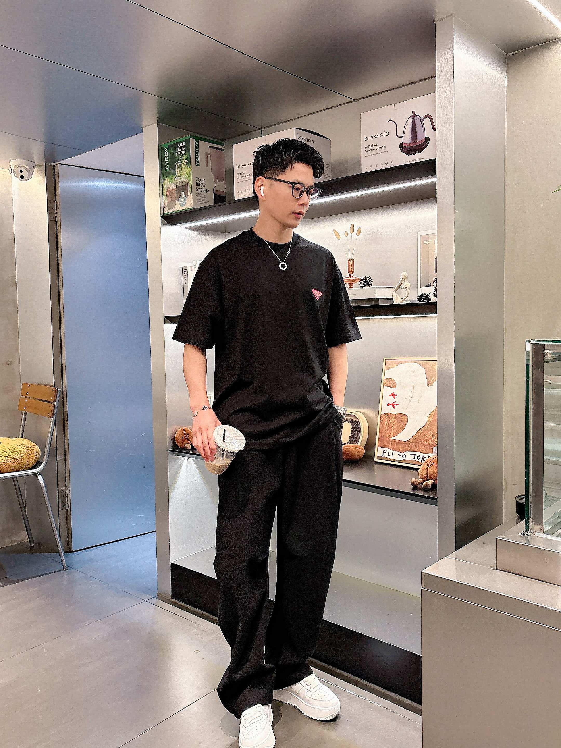     普拉达  2025春夏新款首发专柜最新款短袖圆领T恤 高端订制 设计前卫时尚！品牌logo重工艺