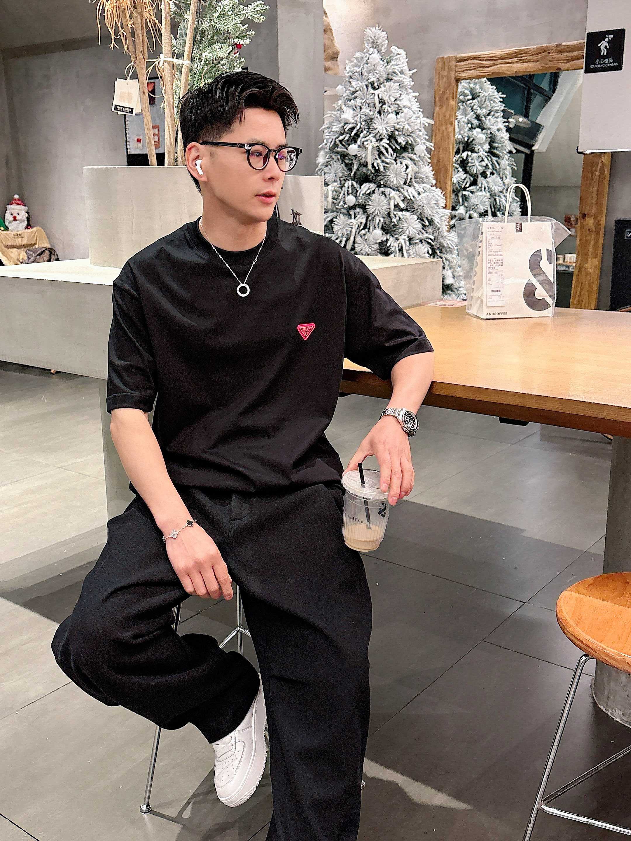     普拉达  2025春夏新款首发专柜最新款短袖圆领T恤 高端订制 设计前卫时尚！品牌logo重工艺