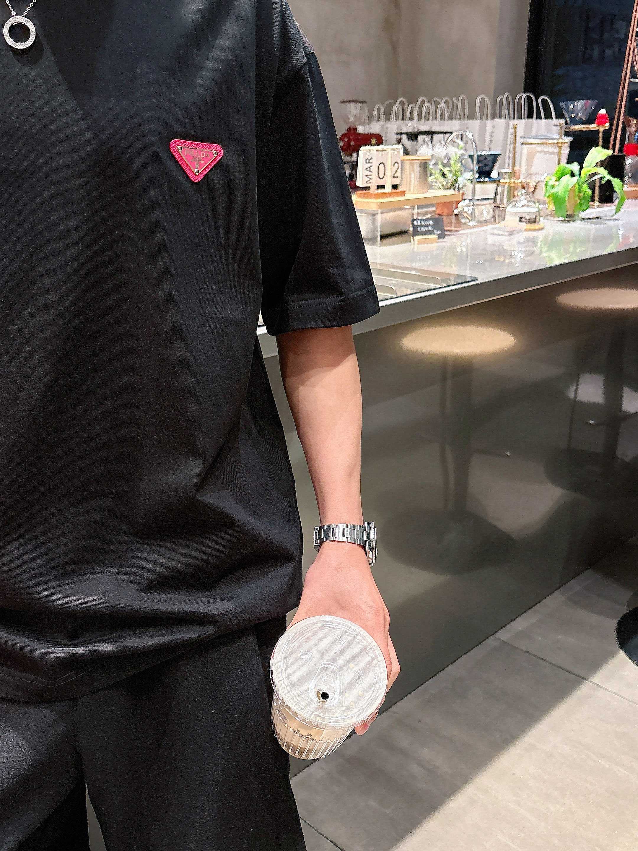     普拉达  2025春夏新款首发专柜最新款短袖圆领T恤 高端订制 设计前卫时尚！品牌logo重工艺