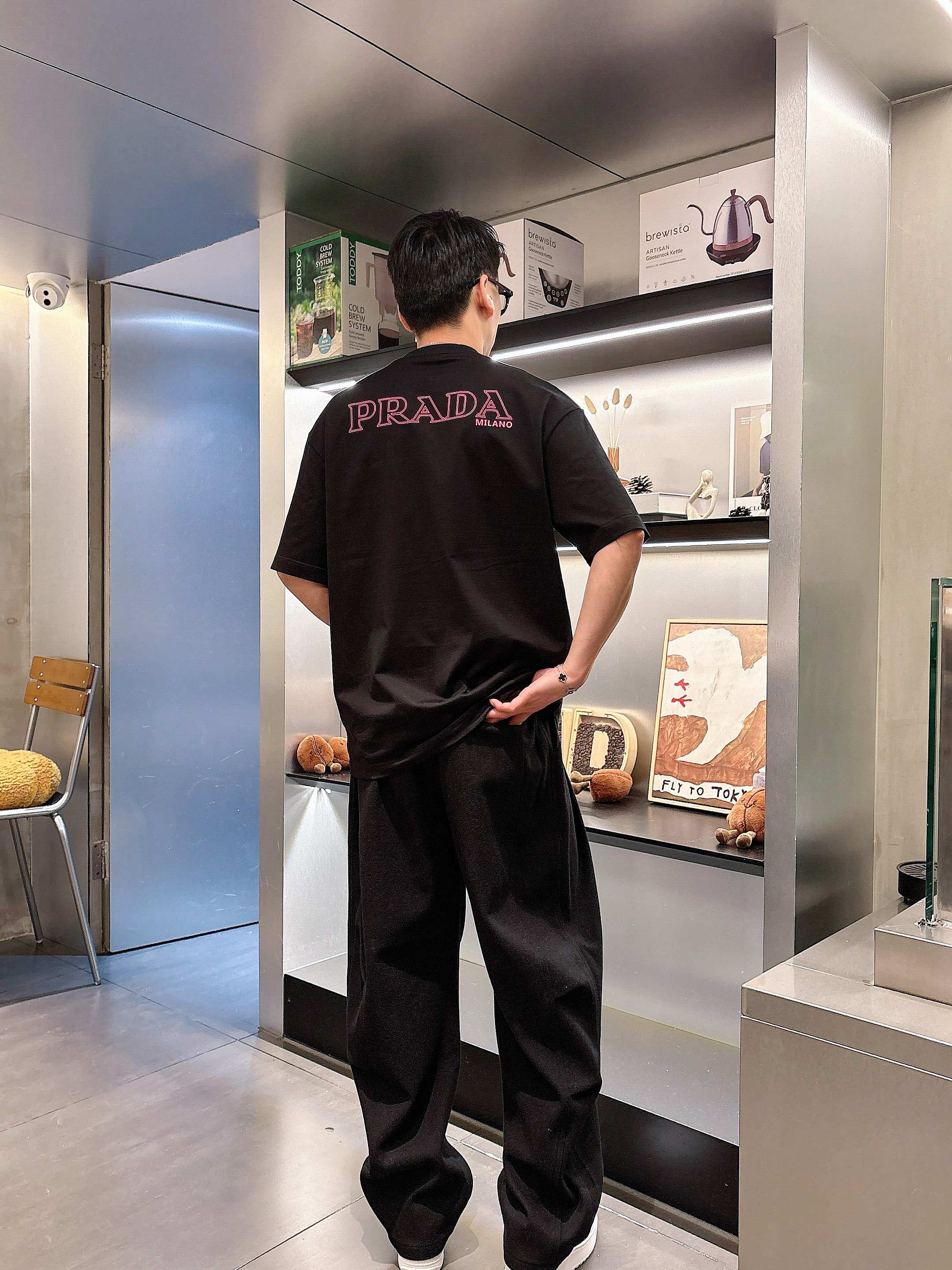     普拉达  2025春夏新款首发专柜最新款短袖圆领T恤 高端订制 设计前卫时尚！品牌logo重工艺