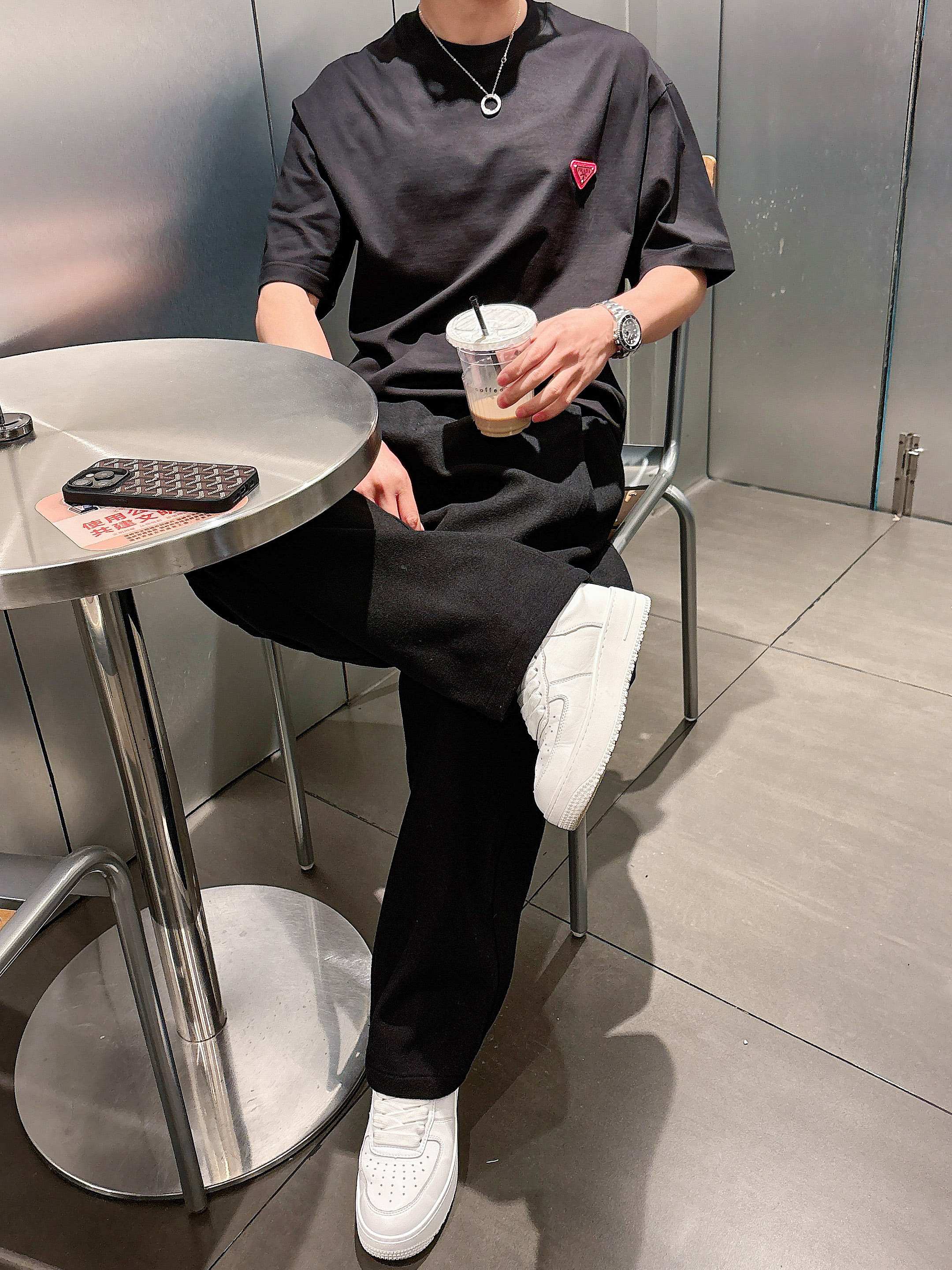     普拉达  2025春夏新款首发专柜最新款短袖圆领T恤 高端订制 设计前卫时尚！品牌logo重工艺