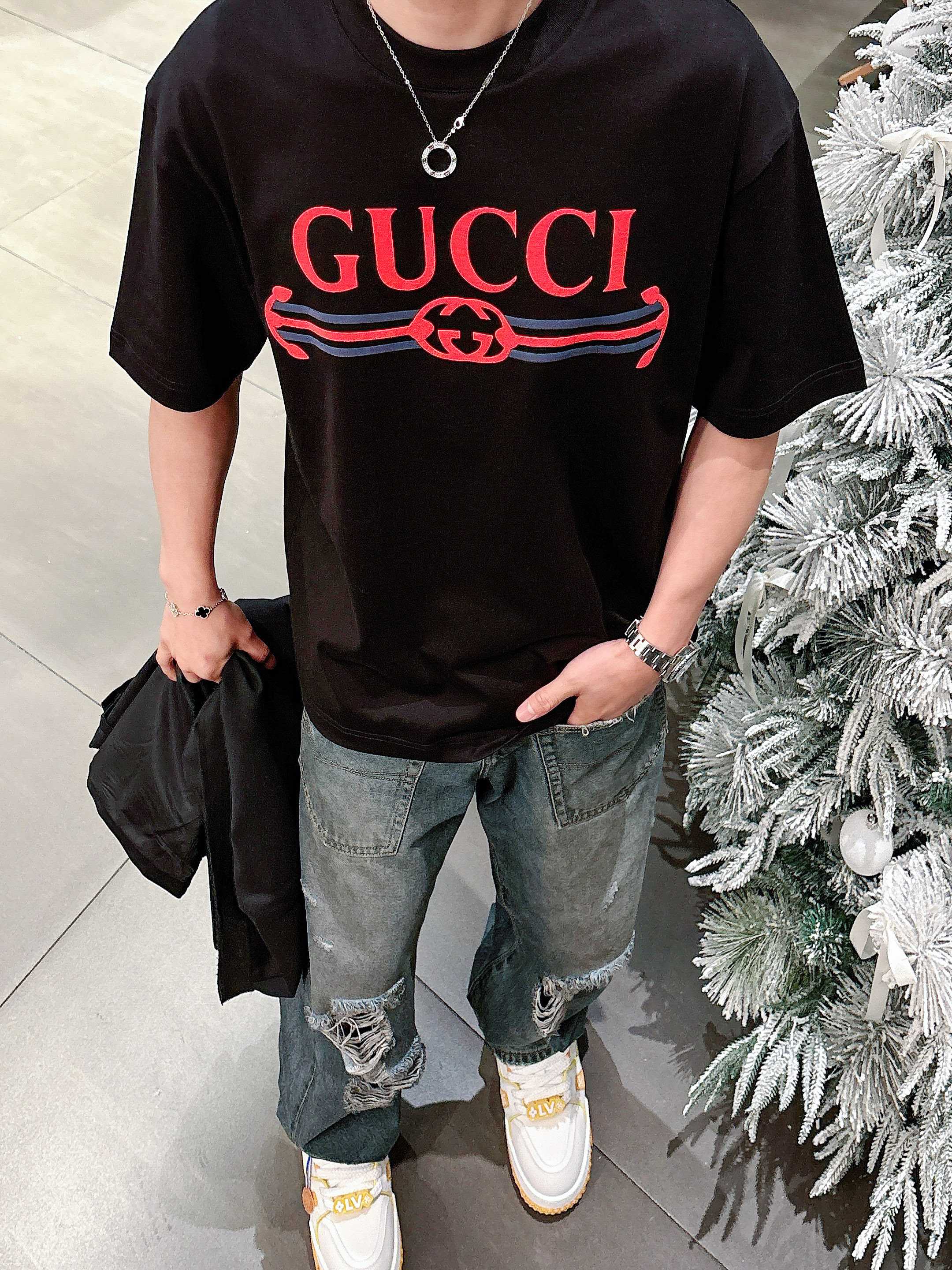     古驰  2025春夏新款首发专柜最新款短袖圆领T恤 高端订制 设计前卫时尚！品牌logo重工艺设