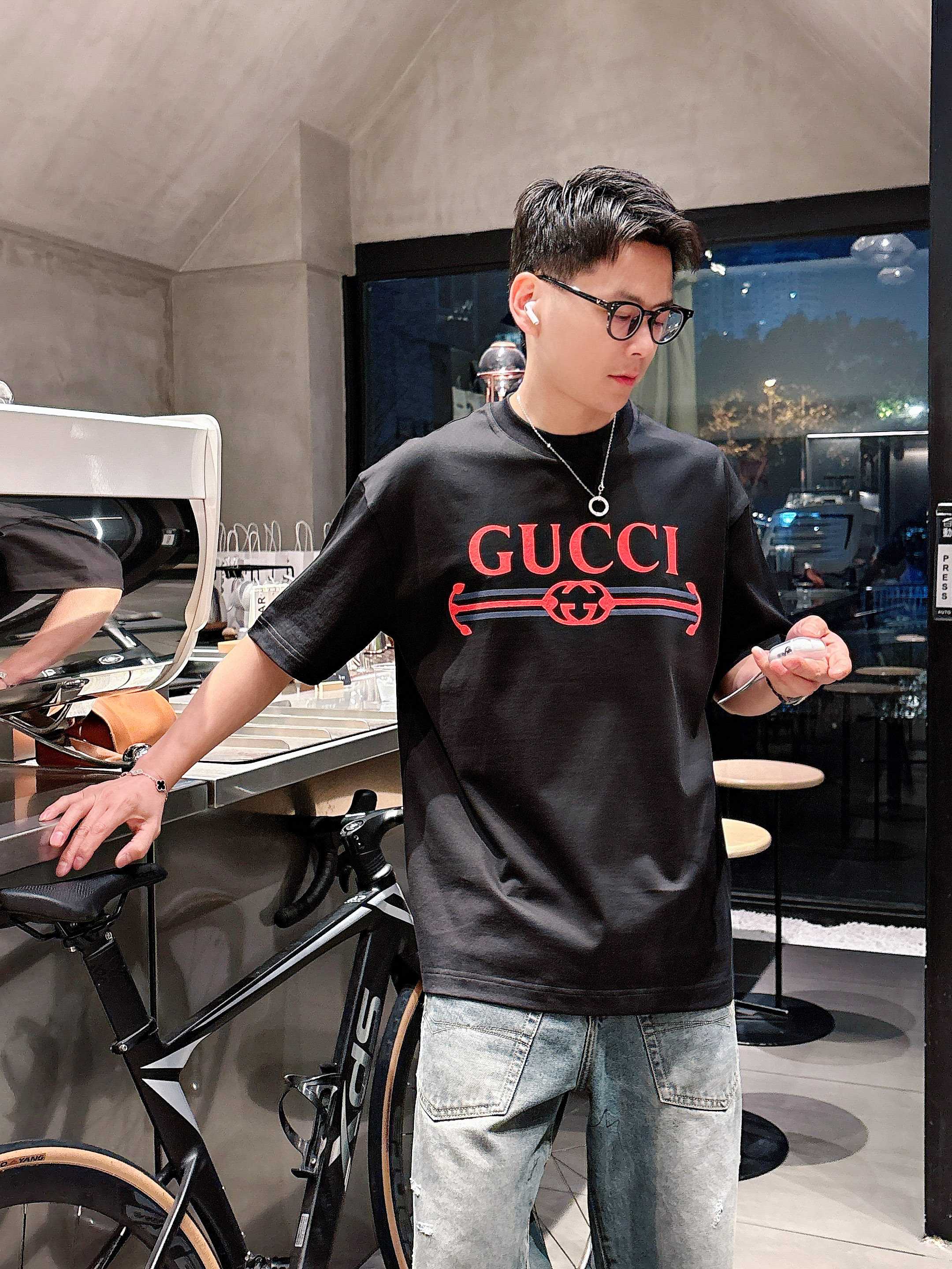     古驰  2025春夏新款首发专柜最新款短袖圆领T恤 高端订制 设计前卫时尚！品牌logo重工艺设