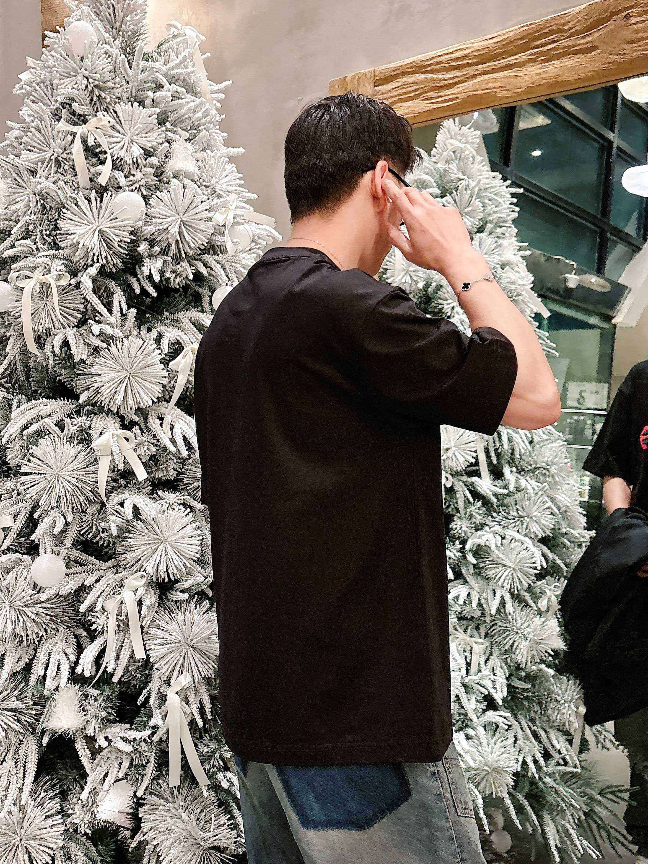     古驰  2025春夏新款首发专柜最新款短袖圆领T恤 高端订制 设计前卫时尚！品牌logo重工艺设