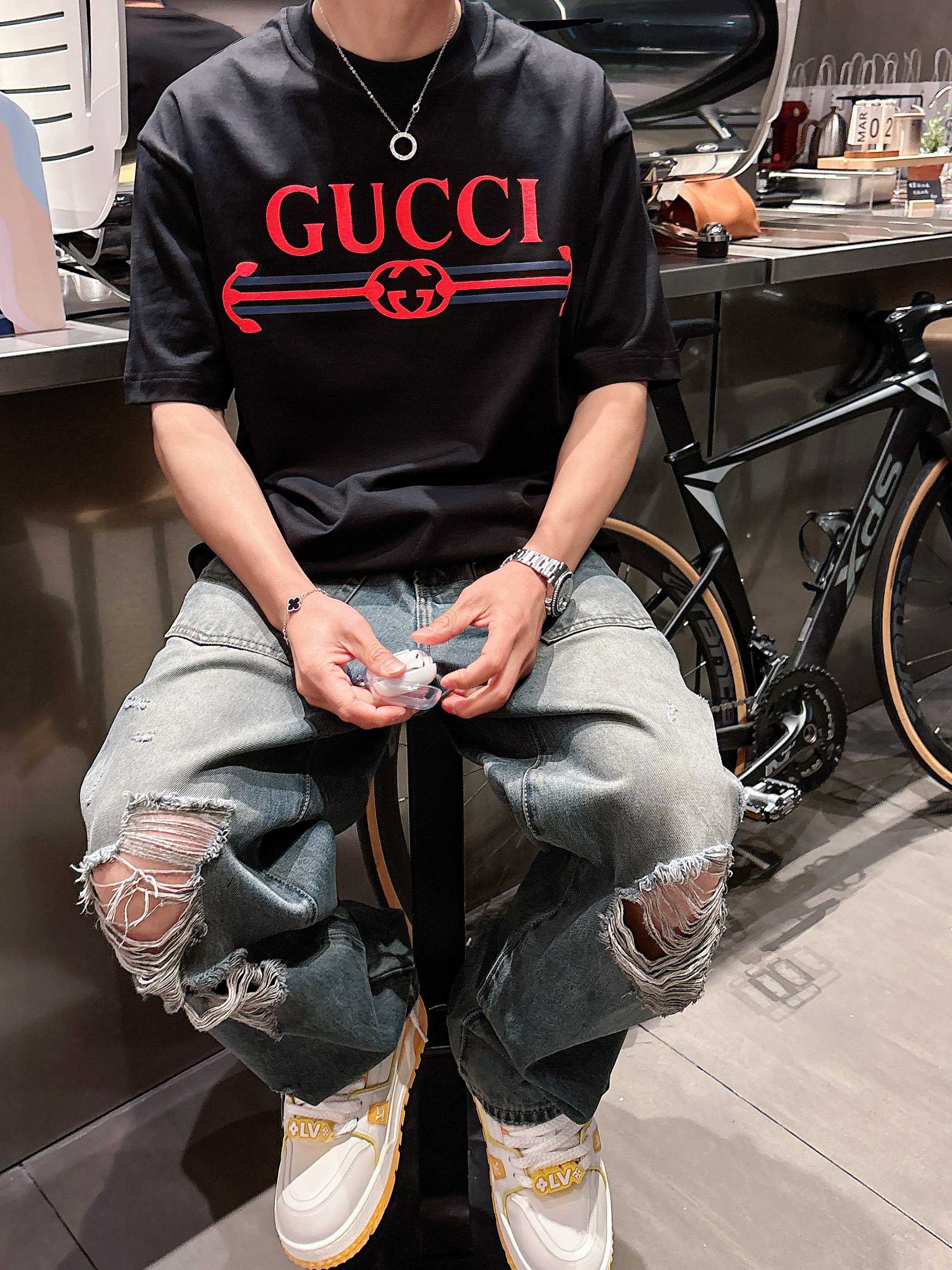     古驰  2025春夏新款首发专柜最新款短袖圆领T恤 高端订制 设计前卫时尚！品牌logo重工艺设