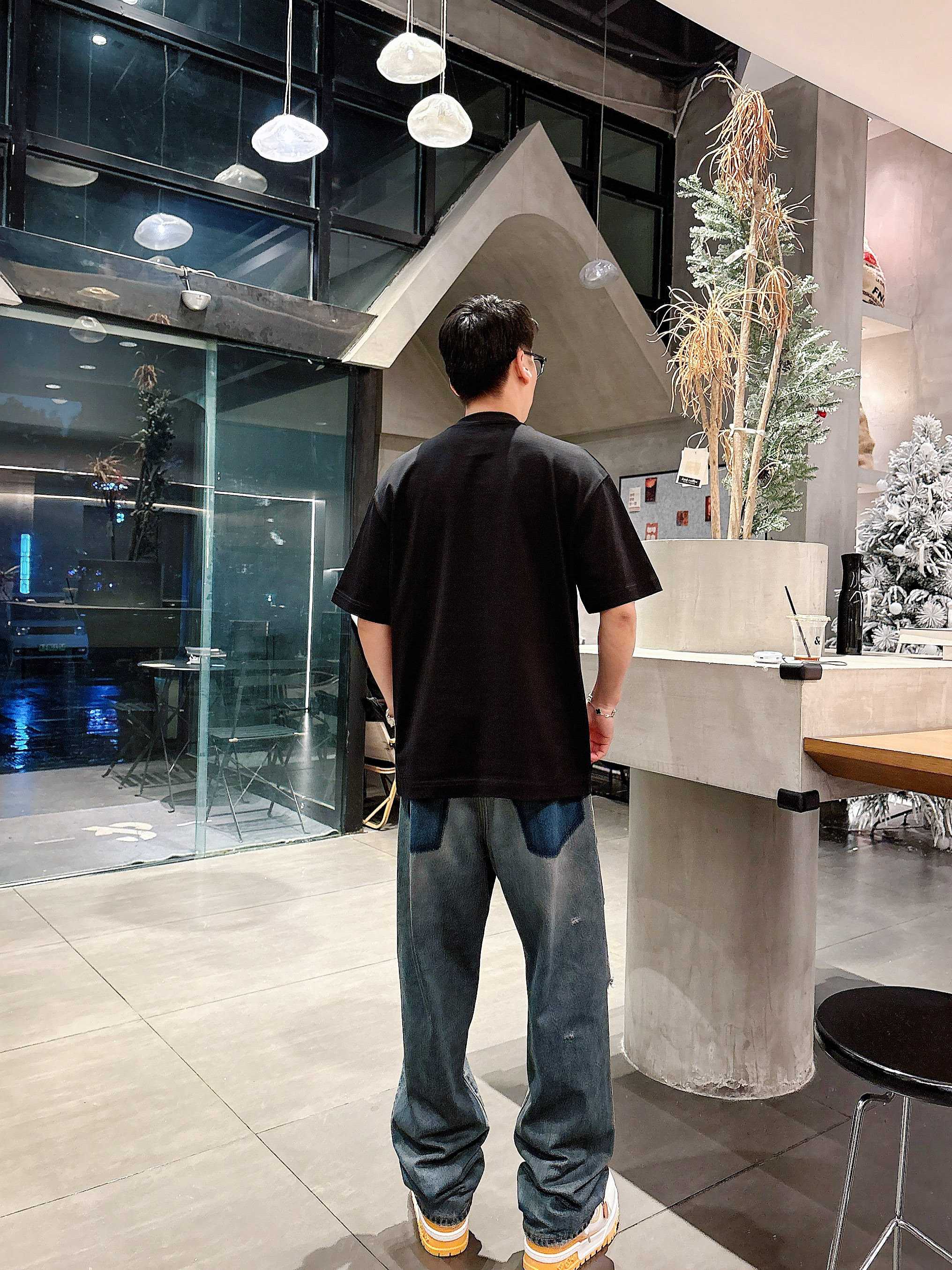     古驰  2025春夏新款首发专柜最新款短袖圆领T恤 高端订制 设计前卫时尚！品牌logo重工艺设