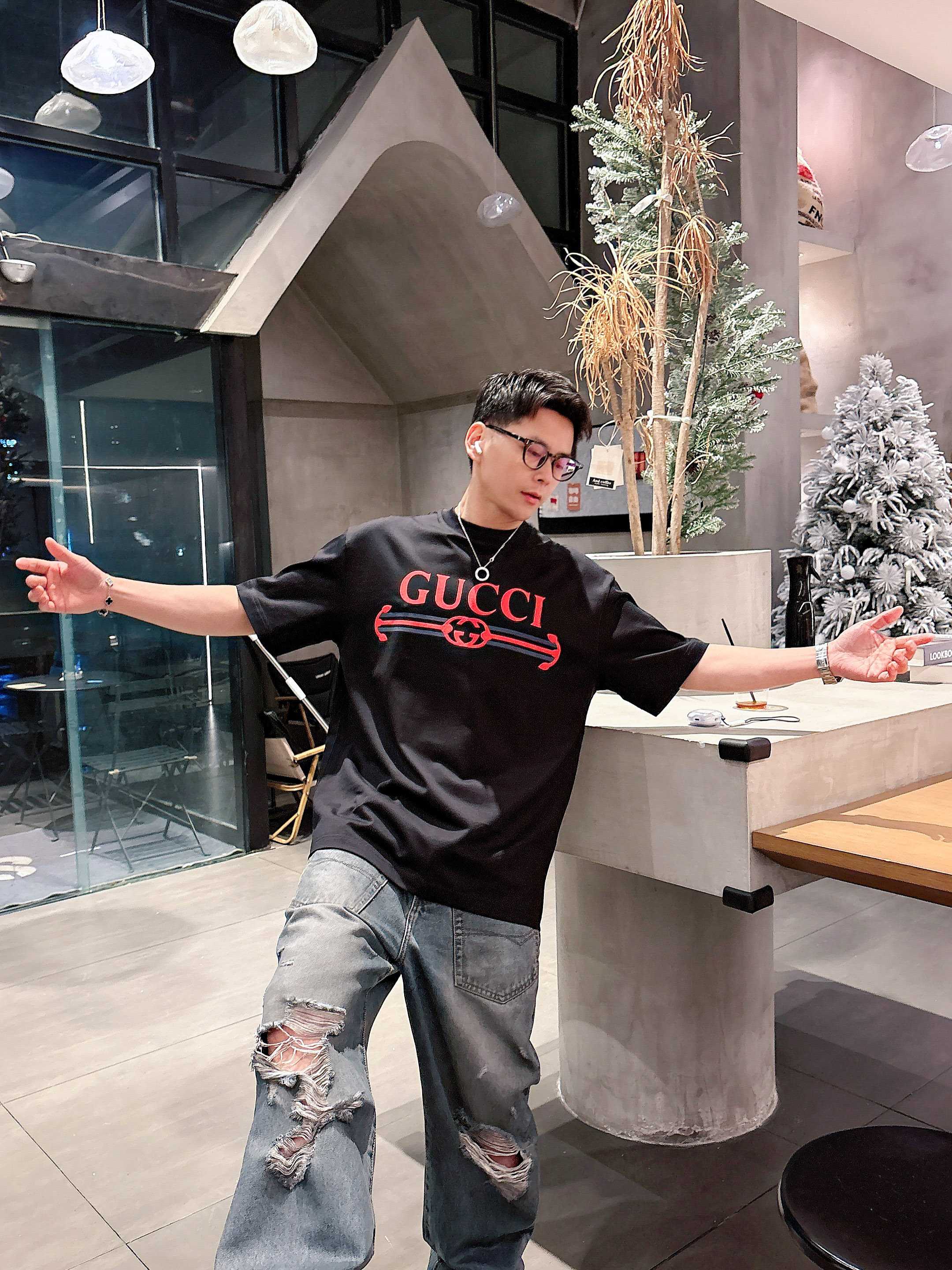     古驰  2025春夏新款首发专柜最新款短袖圆领T恤 高端订制 设计前卫时尚！品牌logo重工艺设