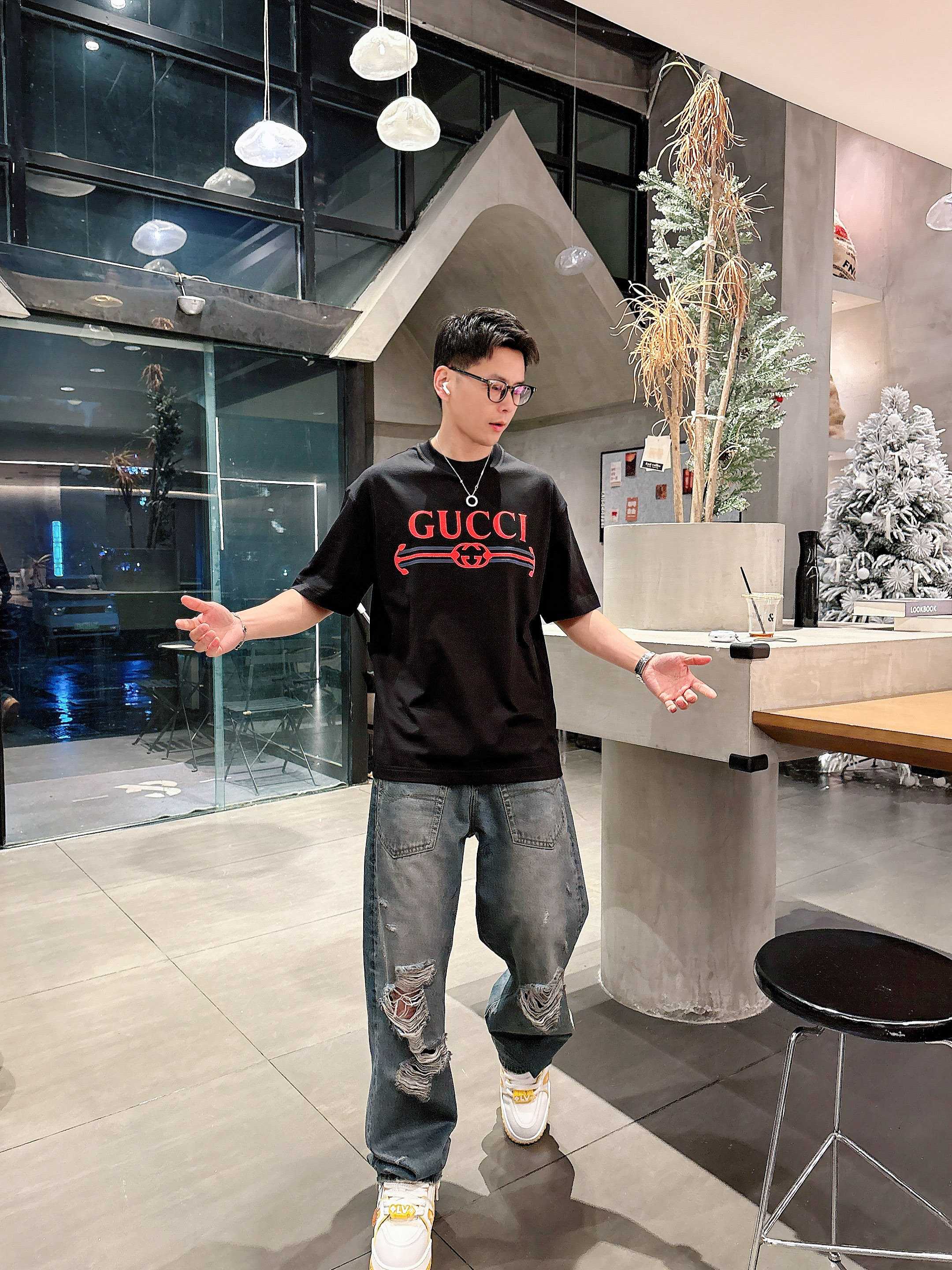     古驰  2025春夏新款首发专柜最新款短袖圆领T恤 高端订制 设计前卫时尚！品牌logo重工艺设